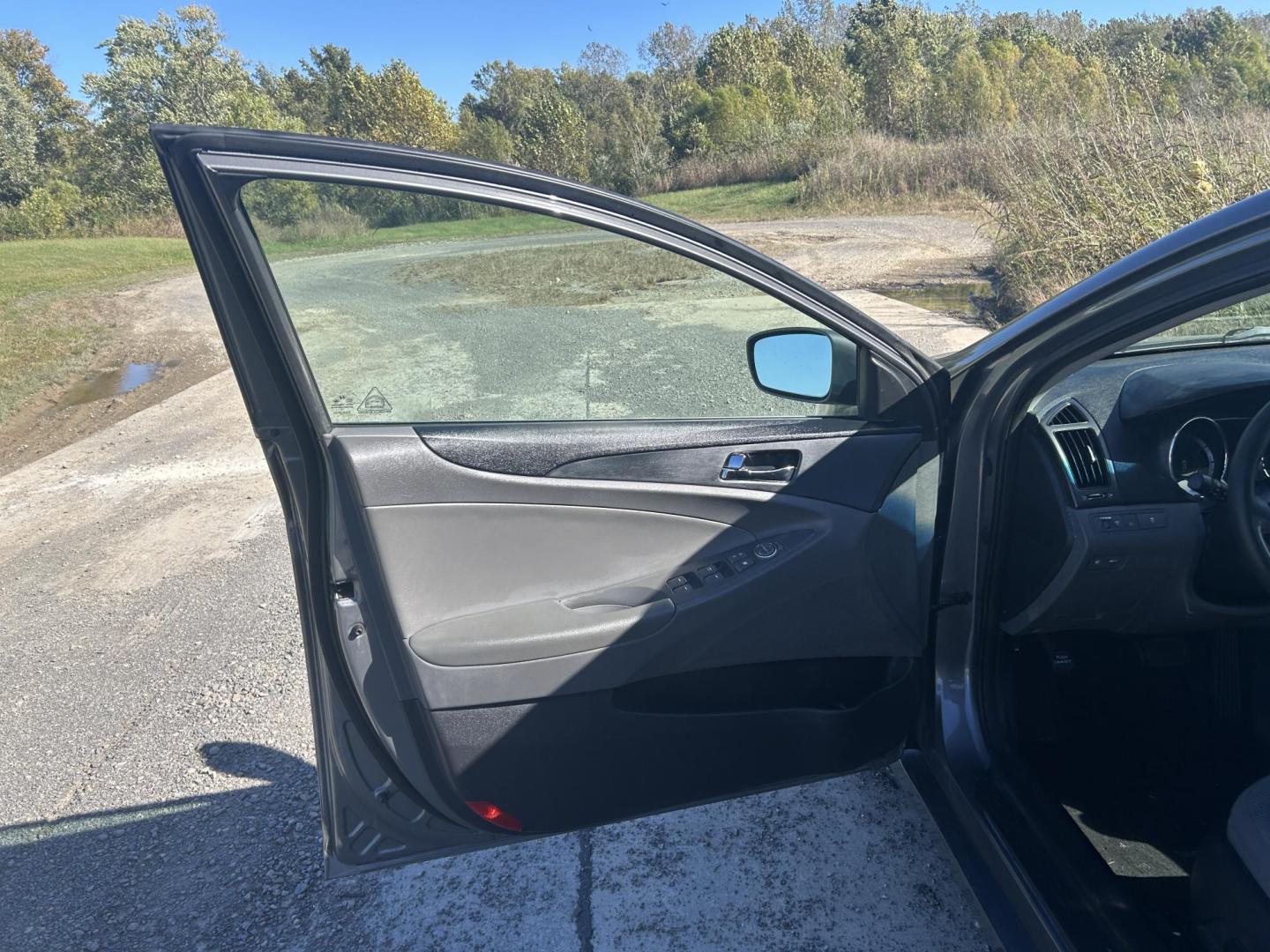 2013 GRAY /Gray Hyundai Sonata GLS (5NPEB4AC2DH) with an 2.4L L4 DOHC 16V engine, Automatic transmission, located at 506 S. Kingshighway, Cape Girardeau, MO, 63703, (573) 235-5000, 37.294991, -89.553635 - 2013 Hyundai Sonata GLS 126xxx miles Front Wheel Drive 2.4L 4 Cyl. Automatic Cruise Bluetooth Power Windows/Locks/Mirrors We have financing available and we accept trades! Fill out a credit application on our website or come by today! If you have any questions, give us a call at (573) 235-5 - Photo#11