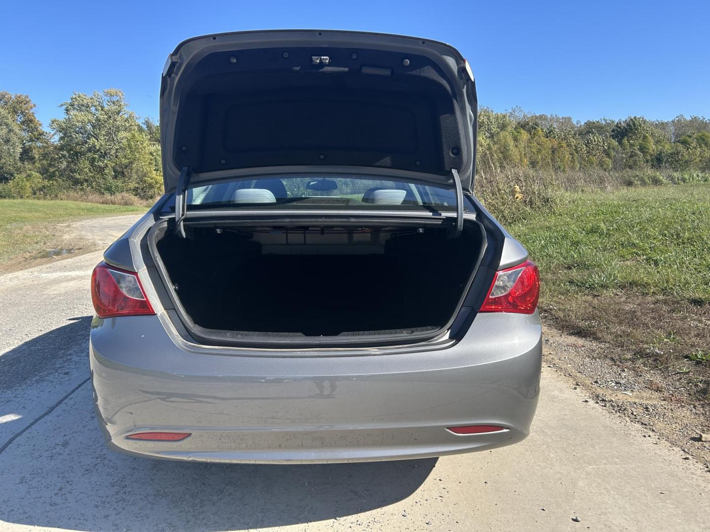 2013 GRAY /Gray Hyundai Sonata GLS (5NPEB4AC2DH) with an 2.4L L4 DOHC 16V engine, Automatic transmission, located at 506 S. Kingshighway, Cape Girardeau, MO, 63703, (573) 235-5000, 37.294991, -89.553635 - 2013 Hyundai Sonata GLS 126xxx miles Front Wheel Drive 2.4L 4 Cyl. Automatic Cruise Bluetooth Power Windows/Locks/Mirrors We have financing available and we accept trades! Fill out a credit application on our website or come by today! If you have any questions, give us a call at (573) 235-5 - Photo#23