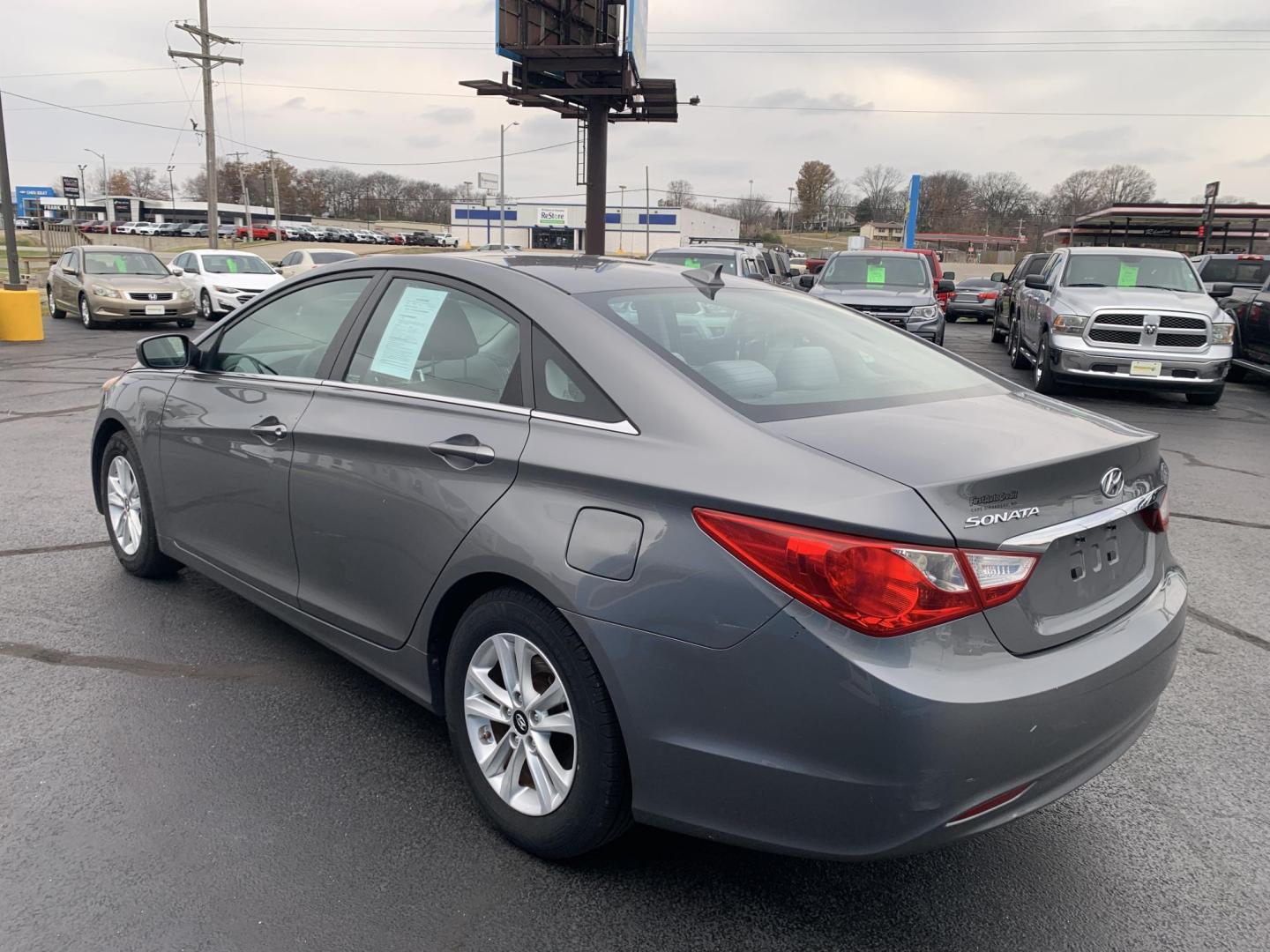 2013 GRAY /Gray Hyundai Sonata GLS (5NPEB4AC2DH) with an 2.4L L4 DOHC 16V engine, Automatic transmission, located at 506 S. Kingshighway, Cape Girardeau, MO, 63703, (573) 235-5000, 37.294991, -89.553635 - 2013 Hyundai Sonata GLS 126xxx miles Front Wheel Drive 2.4L 4 Cyl. Automatic Cruise Bluetooth Power Windows/Locks/Mirrors We have financing available and we accept trades! Fill out a credit application on our website or come by today! If you have any questions, give us a call at (573) 235-5 - Photo#4