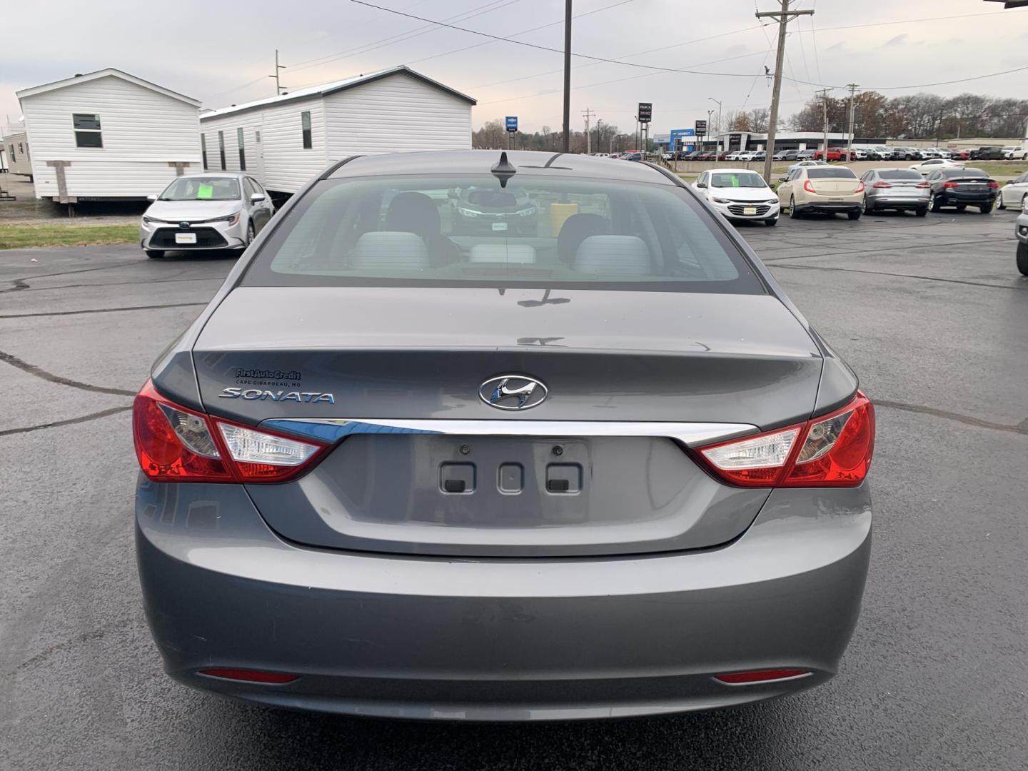 2013 GRAY /Gray Hyundai Sonata GLS (5NPEB4AC2DH) with an 2.4L L4 DOHC 16V engine, Automatic transmission, located at 506 S. Kingshighway, Cape Girardeau, MO, 63703, (573) 235-5000, 37.294991, -89.553635 - 2013 Hyundai Sonata GLS 126xxx miles Front Wheel Drive 2.4L 4 Cyl. Automatic Cruise Bluetooth Power Windows/Locks/Mirrors We have financing available and we accept trades! Fill out a credit application on our website or come by today! If you have any questions, give us a call at (573) 235-5 - Photo#5