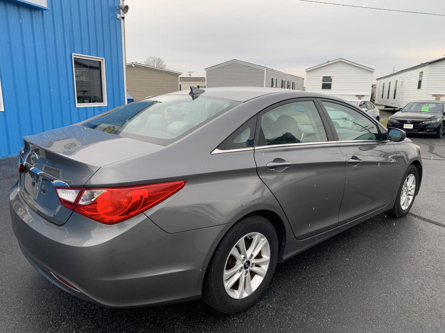 2013 GRAY /Gray Hyundai Sonata GLS (5NPEB4AC2DH) with an 2.4L L4 DOHC 16V engine, Automatic transmission, located at 506 S. Kingshighway, Cape Girardeau, MO, 63703, (573) 235-5000, 37.294991, -89.553635 - 2013 Hyundai Sonata GLS 126xxx miles Front Wheel Drive 2.4L 4 Cyl. Automatic Cruise Bluetooth Power Windows/Locks/Mirrors We have financing available and we accept trades! Fill out a credit application on our website or come by today! If you have any questions, give us a call at (573) 235-5 - Photo#6