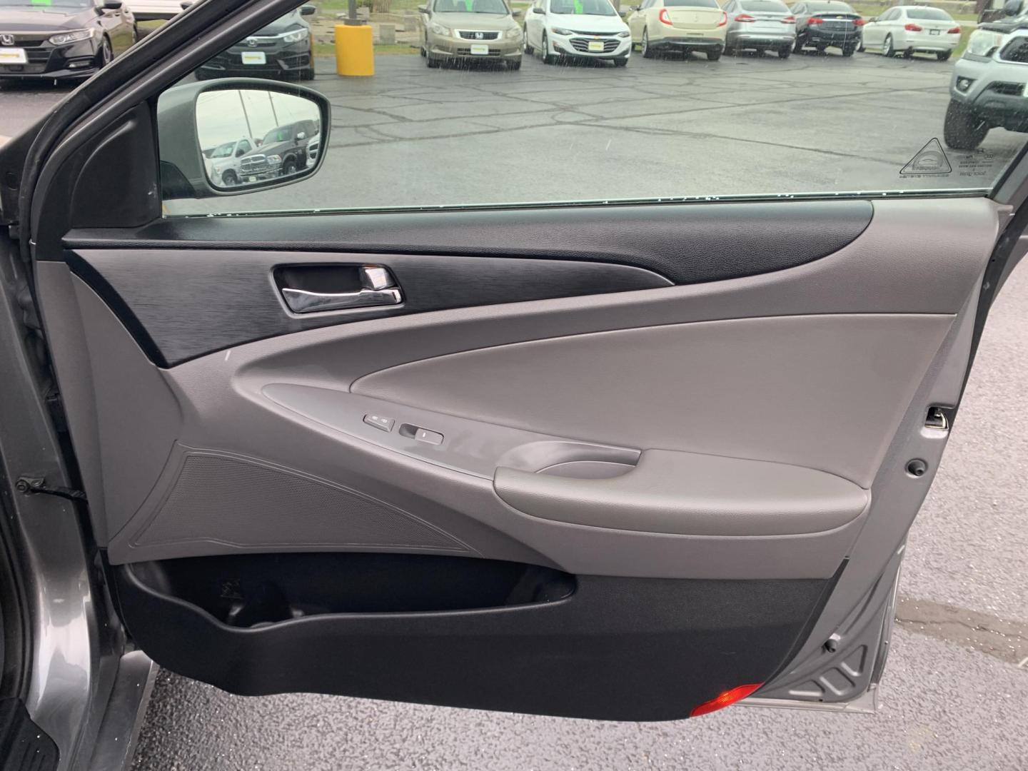 2013 GRAY /Gray Hyundai Sonata GLS (5NPEB4AC2DH) with an 2.4L L4 DOHC 16V engine, Automatic transmission, located at 506 S. Kingshighway, Cape Girardeau, MO, 63703, (573) 235-5000, 37.294991, -89.553635 - 2013 Hyundai Sonata GLS 126xxx miles Front Wheel Drive 2.4L 4 Cyl. Automatic Cruise Bluetooth Power Windows/Locks/Mirrors We have financing available and we accept trades! Fill out a credit application on our website or come by today! If you have any questions, give us a call at (573) 235-5 - Photo#9