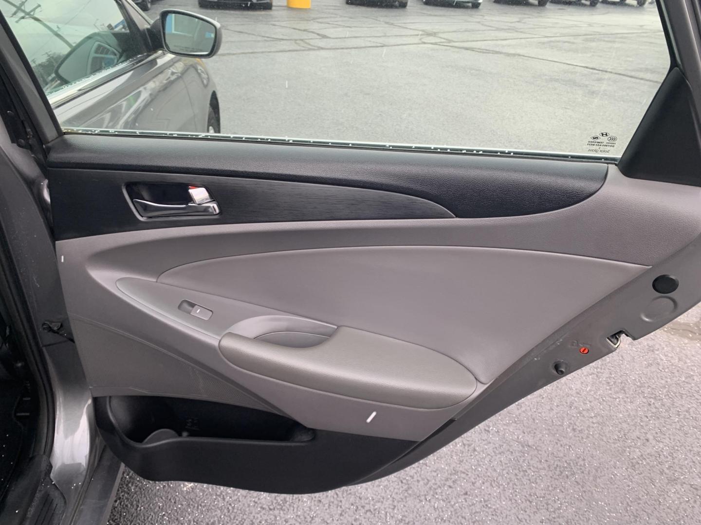 2013 GRAY /Gray Hyundai Sonata GLS (5NPEB4AC2DH) with an 2.4L L4 DOHC 16V engine, Automatic transmission, located at 506 S. Kingshighway, Cape Girardeau, MO, 63703, (573) 235-5000, 37.294991, -89.553635 - 2013 Hyundai Sonata GLS 126xxx miles Front Wheel Drive 2.4L 4 Cyl. Automatic Cruise Bluetooth Power Windows/Locks/Mirrors We have financing available and we accept trades! Fill out a credit application on our website or come by today! If you have any questions, give us a call at (573) 235-5 - Photo#11