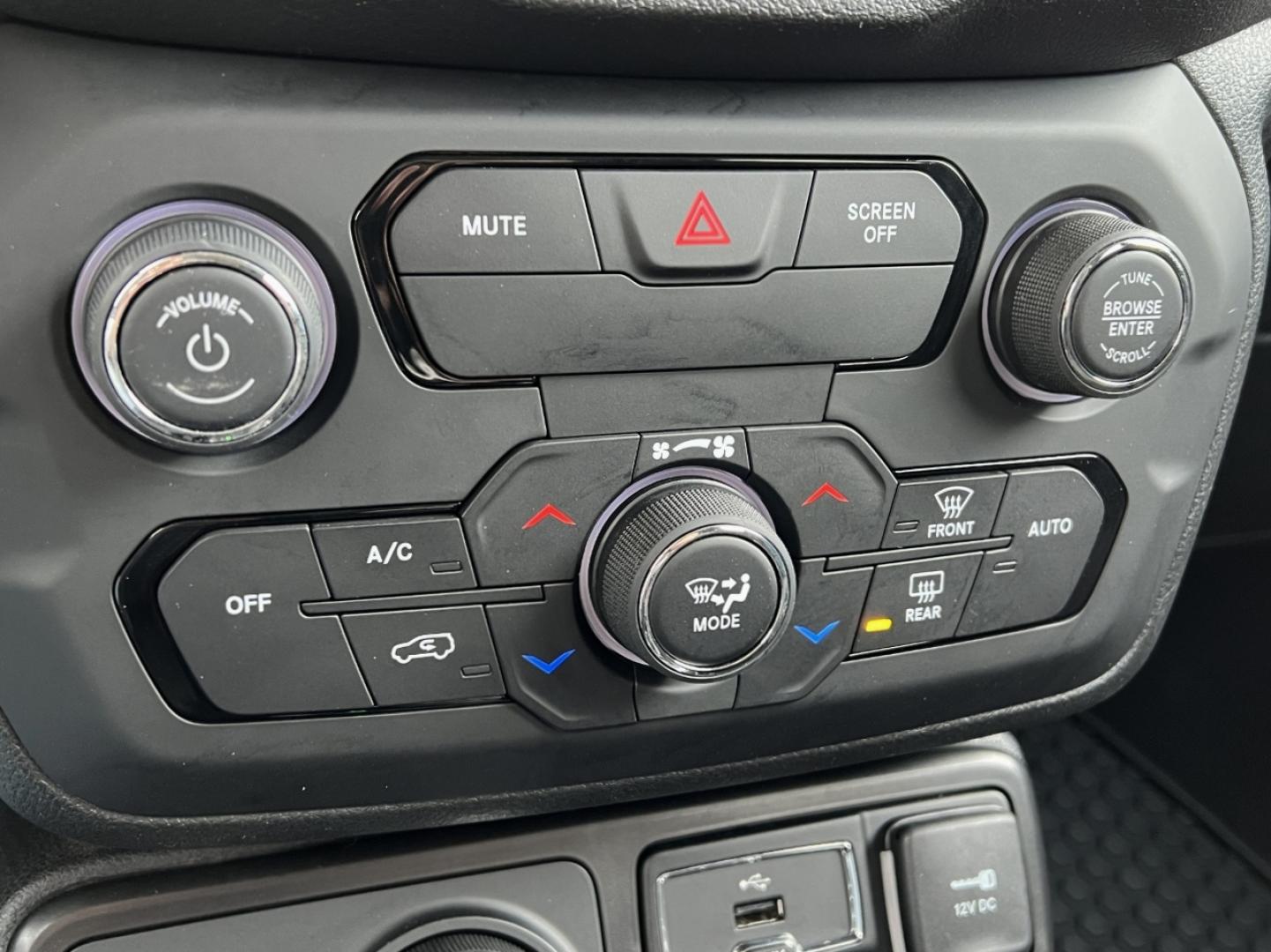 2020 GRAY /Black Cloth Jeep Renegade Latitude 4WD (ZACNJBBB1LP) with an 2.4L 4 Cyl. engine, Automatic transmission, located at 2990 Old Orchard Rd., Jackson, MO, 63755, 37.354214, -89.612106 - 2020 Jeep Renegade Latitude 1-Owner 78xxx miles 4 Wheel Drive 2.4L 4 Cyl. Automatic Backup Camera Heated Seats Heated Steering Wheel Bluetooth Remote Start Cruise Power Windows/Locks/Mirrors We have financing available and we accept trades! Fill out a credit application on our website o - Photo#27