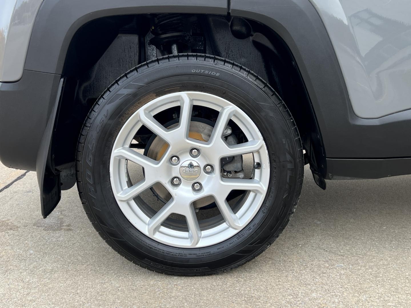 2020 GRAY /Black Cloth Jeep Renegade Latitude 4WD (ZACNJBBB1LP) with an 2.4L 4 Cyl. engine, Automatic transmission, located at 2990 Old Orchard Rd., Jackson, MO, 63755, 37.354214, -89.612106 - 2020 Jeep Renegade Latitude 1-Owner 78xxx miles 4 Wheel Drive 2.4L 4 Cyl. Automatic Backup Camera Heated Seats Heated Steering Wheel Bluetooth Remote Start Cruise Power Windows/Locks/Mirrors We have financing available and we accept trades! Fill out a credit application on our website o - Photo#36