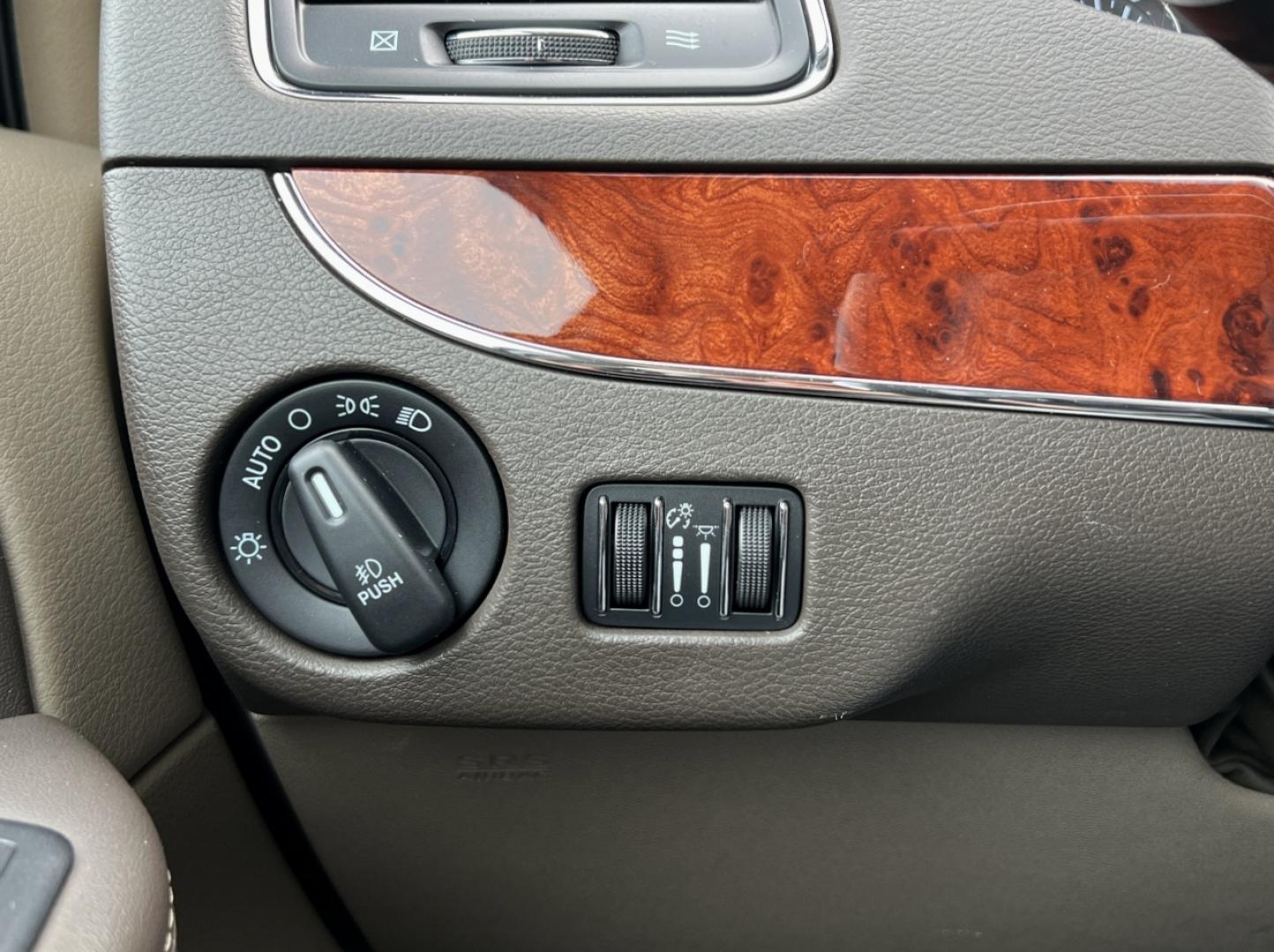 2016 BLUE /Tan Leather Chrysler Town & Country Touring (2C4RC1BG4GR) with an 3.6L V6 DOHC 24V engine, Automatic transmission, located at 2990 Old Orchard Rd., Jackson, MO, 63755, 37.354214, -89.612106 - 2016 Chrysler Town & Country Touring 127xxx miles Front Wheel Drive 3.6L V6 Automatic Leather 3rd Row Backup Camera Rear Entertainment Power Driver Seat Stow 'N Go Bluetooth Cruise Power Windows/Locks/Mirrors We have financing available and we accept trades! Fill out a credit applicati - Photo#31