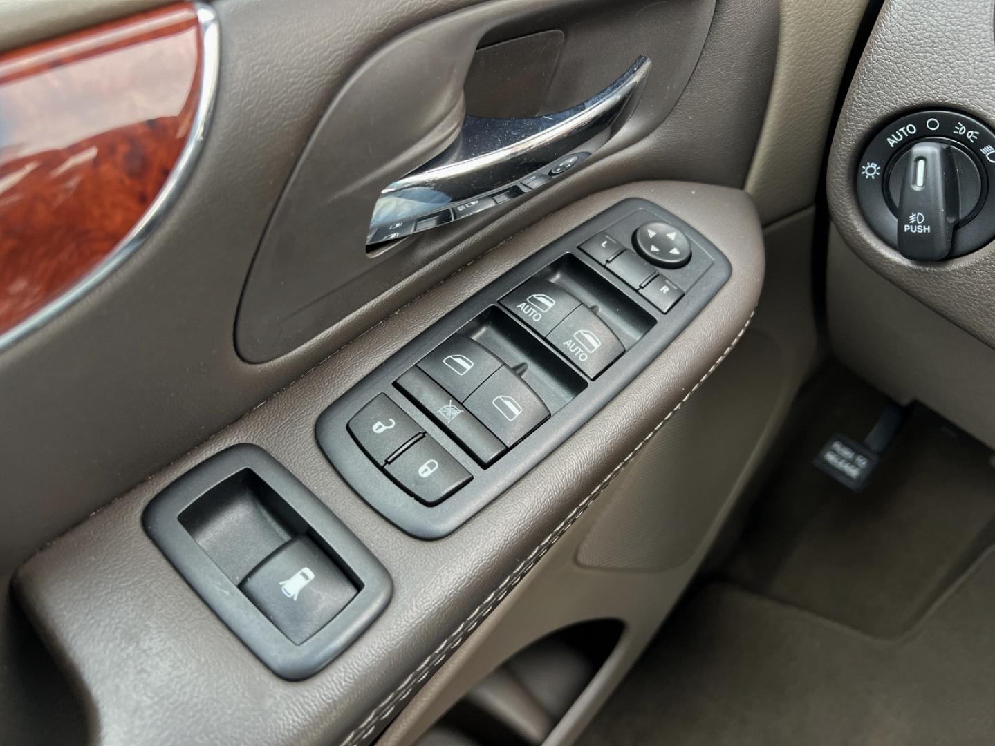 2016 BLUE /Tan Leather Chrysler Town & Country Touring (2C4RC1BG4GR) with an 3.6L V6 DOHC 24V engine, Automatic transmission, located at 2990 Old Orchard Rd., Jackson, MO, 63755, 37.354214, -89.612106 - 2016 Chrysler Town & Country Touring 127xxx miles Front Wheel Drive 3.6L V6 Automatic Leather 3rd Row Backup Camera Rear Entertainment Power Driver Seat Stow 'N Go Bluetooth Cruise Power Windows/Locks/Mirrors We have financing available and we accept trades! Fill out a credit applicati - Photo#28