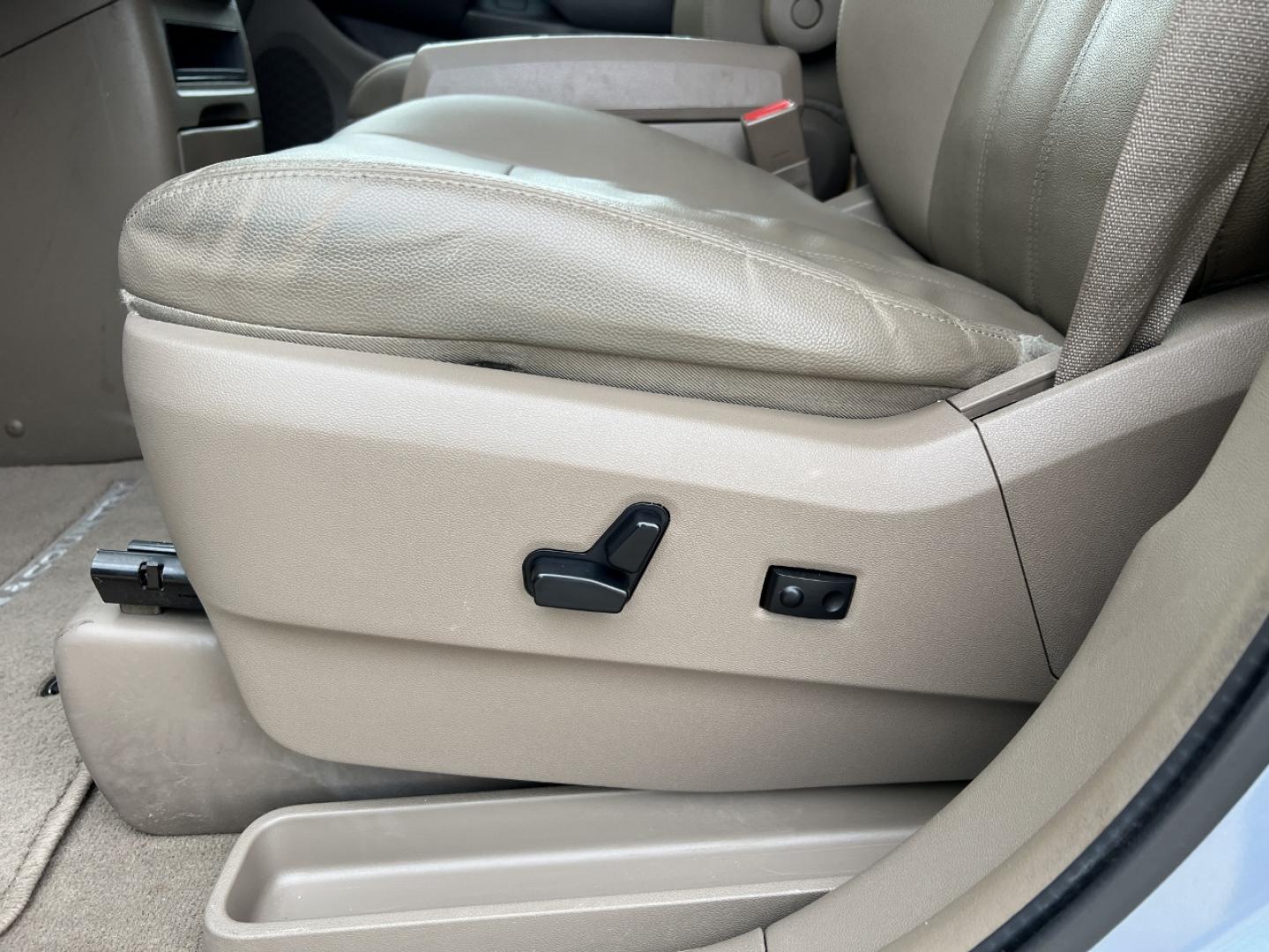 2016 BLUE /Tan Leather Chrysler Town & Country Touring (2C4RC1BG4GR) with an 3.6L V6 DOHC 24V engine, Automatic transmission, located at 2990 Old Orchard Rd., Jackson, MO, 63755, 37.354214, -89.612106 - 2016 Chrysler Town & Country Touring 127xxx miles Front Wheel Drive 3.6L V6 Automatic Leather 3rd Row Backup Camera Rear Entertainment Power Driver Seat Stow 'N Go Bluetooth Cruise Power Windows/Locks/Mirrors We have financing available and we accept trades! Fill out a credit applicati - Photo#3