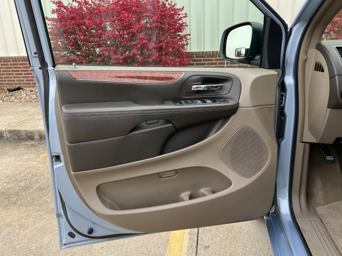 2016 BLUE /Tan Leather Chrysler Town & Country Touring (2C4RC1BG4GR) with an 3.6L V6 DOHC 24V engine, Automatic transmission, located at 2990 Old Orchard Rd., Jackson, MO, 63755, 37.354214, -89.612106 - 2016 Chrysler Town & Country Touring 127xxx miles Front Wheel Drive 3.6L V6 Automatic Leather 3rd Row Backup Camera Rear Entertainment Power Driver Seat Stow 'N Go Bluetooth Cruise Power Windows/Locks/Mirrors We have financing available and we accept trades! Fill out a credit applicati - Photo#13