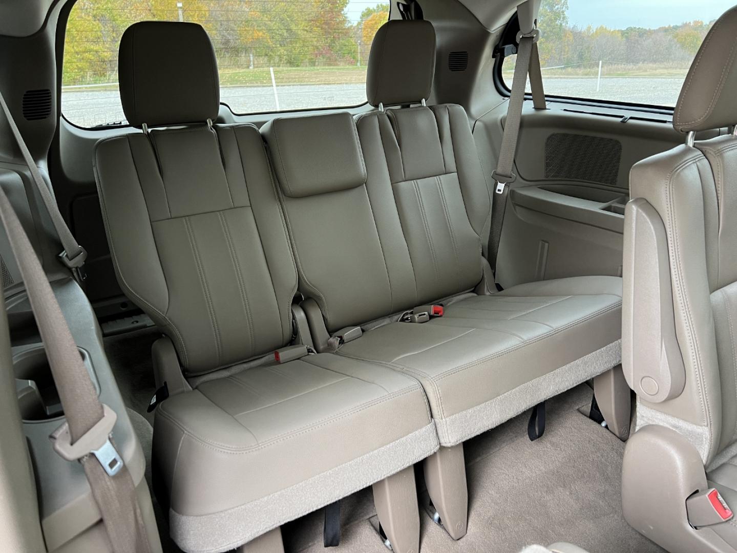 2016 BLUE /Tan Leather Chrysler Town & Country Touring (2C4RC1BG4GR) with an 3.6L V6 DOHC 24V engine, Automatic transmission, located at 2990 Old Orchard Rd., Jackson, MO, 63755, 37.354214, -89.612106 - 2016 Chrysler Town & Country Touring 127xxx miles Front Wheel Drive 3.6L V6 Automatic Leather 3rd Row Backup Camera Rear Entertainment Power Driver Seat Stow 'N Go Bluetooth Cruise Power Windows/Locks/Mirrors We have financing available and we accept trades! Fill out a credit applicati - Photo#19