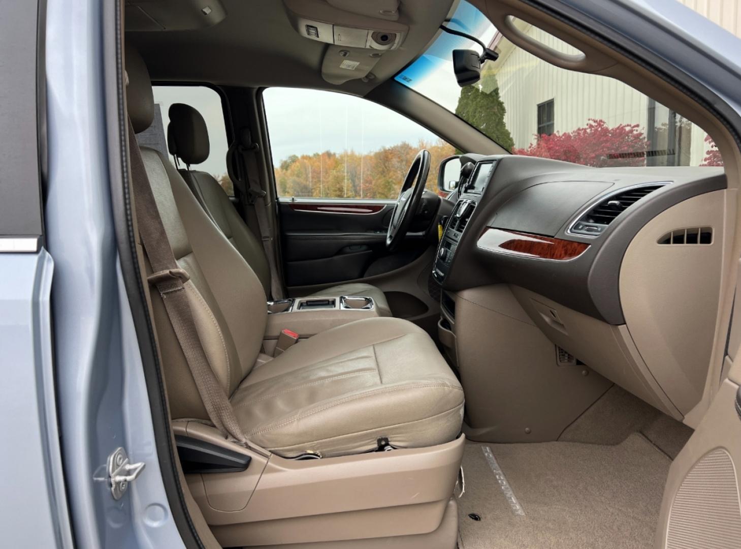 2016 BLUE /Tan Leather Chrysler Town & Country Touring (2C4RC1BG4GR) with an 3.6L V6 DOHC 24V engine, Automatic transmission, located at 2990 Old Orchard Rd., Jackson, MO, 63755, 37.354214, -89.612106 - 2016 Chrysler Town & Country Touring 127xxx miles Front Wheel Drive 3.6L V6 Automatic Leather 3rd Row Backup Camera Rear Entertainment Power Driver Seat Stow 'N Go Bluetooth Cruise Power Windows/Locks/Mirrors We have financing available and we accept trades! Fill out a credit applicati - Photo#16