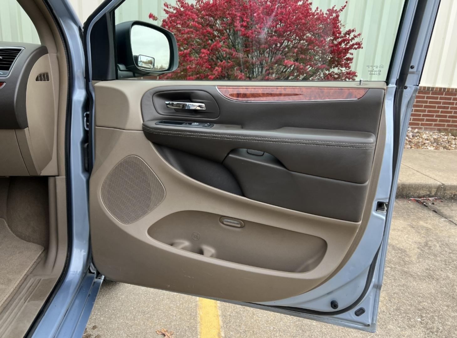 2016 BLUE /Tan Leather Chrysler Town & Country Touring (2C4RC1BG4GR) with an 3.6L V6 DOHC 24V engine, Automatic transmission, located at 2990 Old Orchard Rd., Jackson, MO, 63755, 37.354214, -89.612106 - 2016 Chrysler Town & Country Touring 127xxx miles Front Wheel Drive 3.6L V6 Automatic Leather 3rd Row Backup Camera Rear Entertainment Power Driver Seat Stow 'N Go Bluetooth Cruise Power Windows/Locks/Mirrors We have financing available and we accept trades! Fill out a credit applicati - Photo#15