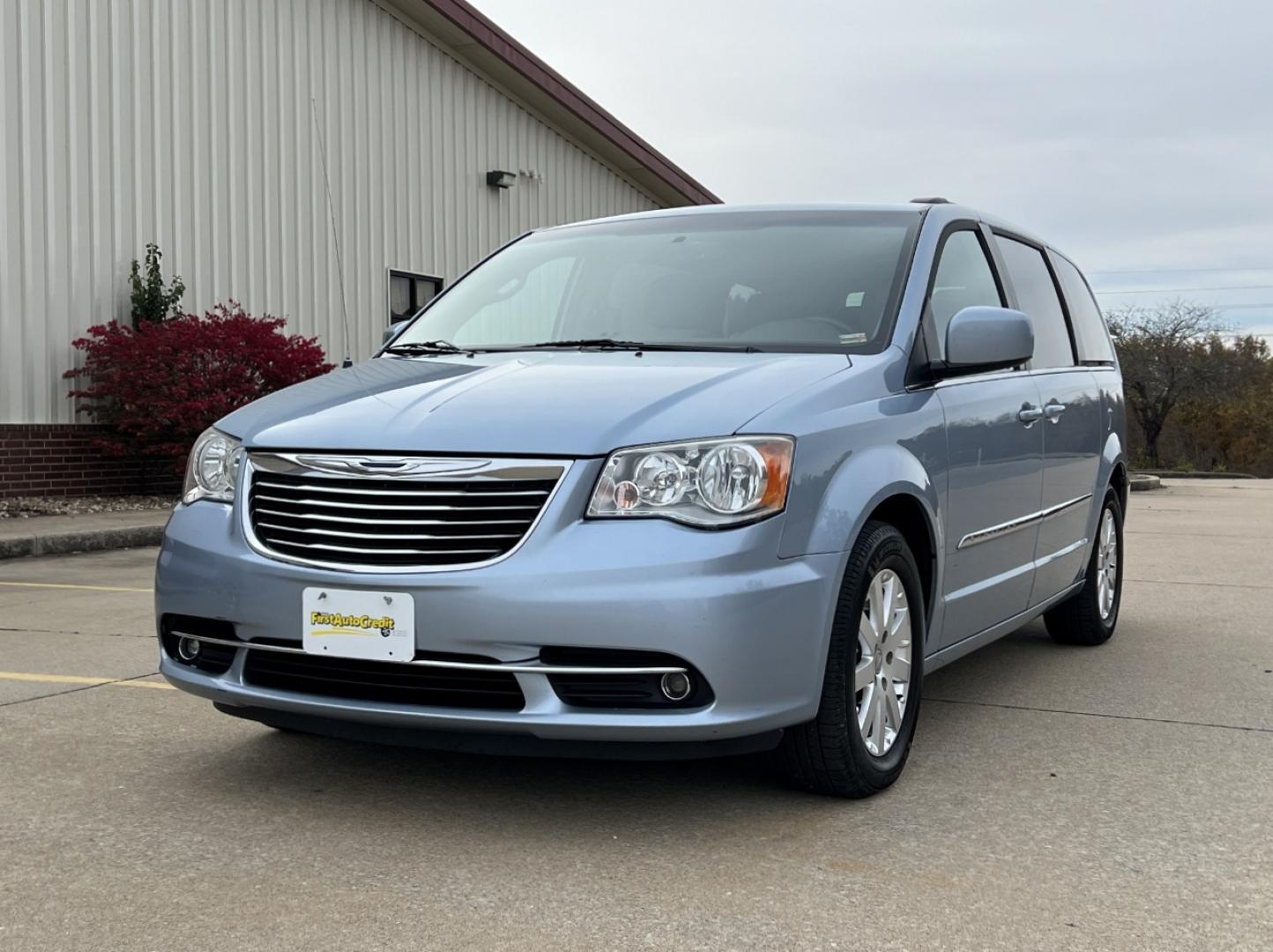 2016 BLUE /Tan Leather Chrysler Town & Country Touring (2C4RC1BG4GR) with an 3.6L V6 DOHC 24V engine, Automatic transmission, located at 2990 Old Orchard Rd., Jackson, MO, 63755, 37.354214, -89.612106 - 2016 Chrysler Town & Country Touring 127xxx miles Front Wheel Drive 3.6L V6 Automatic Leather 3rd Row Backup Camera Rear Entertainment Power Driver Seat Stow 'N Go Bluetooth Cruise Power Windows/Locks/Mirrors We have financing available and we accept trades! Fill out a credit applicati - Photo#6