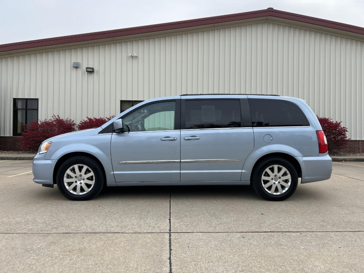 2016 BLUE /Tan Leather Chrysler Town & Country Touring (2C4RC1BG4GR) with an 3.6L V6 DOHC 24V engine, Automatic transmission, located at 2990 Old Orchard Rd., Jackson, MO, 63755, 37.354214, -89.612106 - 2016 Chrysler Town & Country Touring 127xxx miles Front Wheel Drive 3.6L V6 Automatic Leather 3rd Row Backup Camera Rear Entertainment Power Driver Seat Stow 'N Go Bluetooth Cruise Power Windows/Locks/Mirrors We have financing available and we accept trades! Fill out a credit applicati - Photo#7