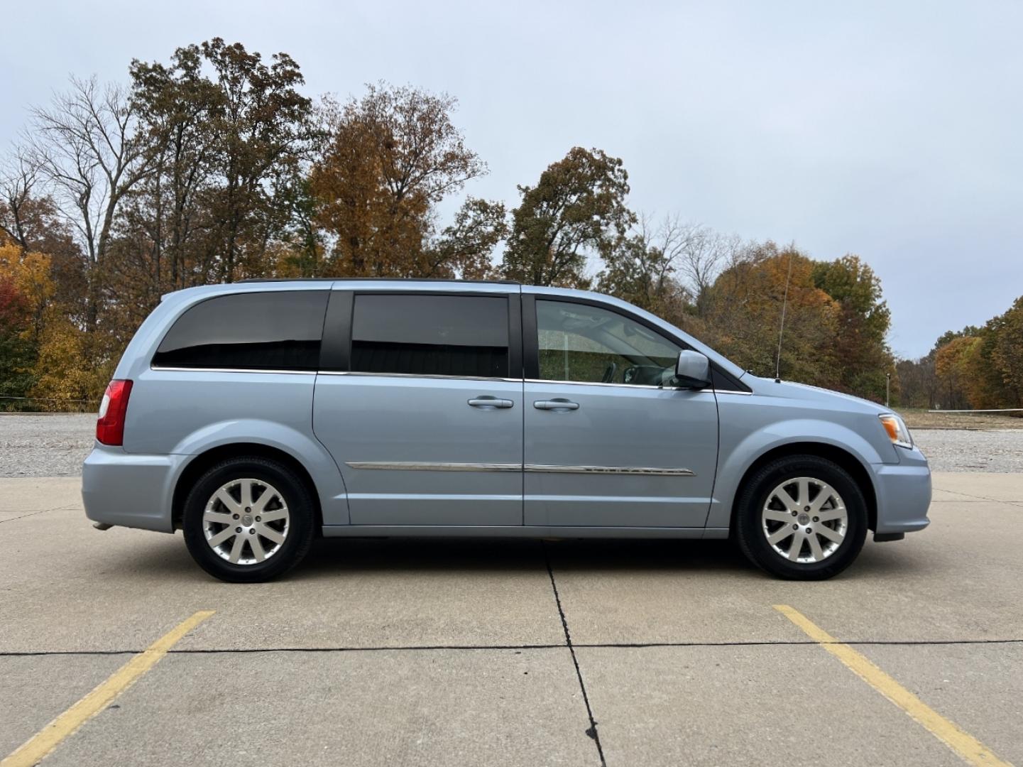 2016 BLUE /Tan Leather Chrysler Town & Country Touring (2C4RC1BG4GR) with an 3.6L V6 DOHC 24V engine, Automatic transmission, located at 2990 Old Orchard Rd., Jackson, MO, 63755, 37.354214, -89.612106 - 2016 Chrysler Town & Country Touring 127xxx miles Front Wheel Drive 3.6L V6 Automatic Leather 3rd Row Backup Camera Rear Entertainment Power Driver Seat Stow 'N Go Bluetooth Cruise Power Windows/Locks/Mirrors We have financing available and we accept trades! Fill out a credit applicati - Photo#8
