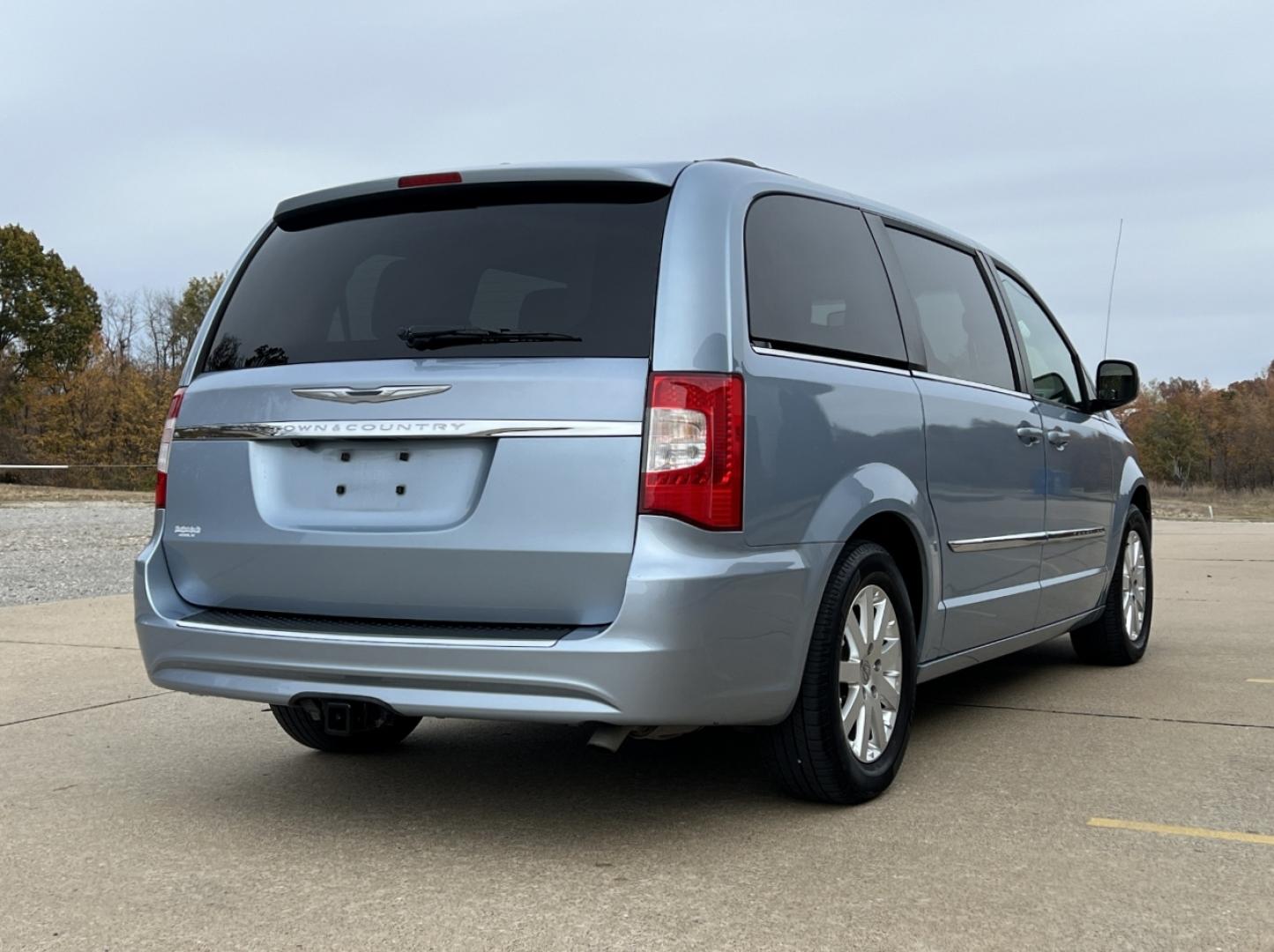 2016 BLUE /Tan Leather Chrysler Town & Country Touring (2C4RC1BG4GR) with an 3.6L V6 DOHC 24V engine, Automatic transmission, located at 2990 Old Orchard Rd., Jackson, MO, 63755, 37.354214, -89.612106 - 2016 Chrysler Town & Country Touring 127xxx miles Front Wheel Drive 3.6L V6 Automatic Leather 3rd Row Backup Camera Rear Entertainment Power Driver Seat Stow 'N Go Bluetooth Cruise Power Windows/Locks/Mirrors We have financing available and we accept trades! Fill out a credit applicati - Photo#9