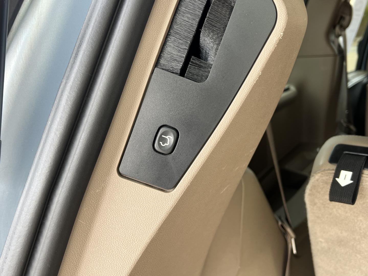 2016 BLUE /Tan Leather Chrysler Town & Country Touring (2C4RC1BG4GR) with an 3.6L V6 DOHC 24V engine, Automatic transmission, located at 2990 Old Orchard Rd., Jackson, MO, 63755, 37.354214, -89.612106 - 2016 Chrysler Town & Country Touring 127xxx miles Front Wheel Drive 3.6L V6 Automatic Leather 3rd Row Backup Camera Rear Entertainment Power Driver Seat Stow 'N Go Bluetooth Cruise Power Windows/Locks/Mirrors We have financing available and we accept trades! Fill out a credit applicati - Photo#22