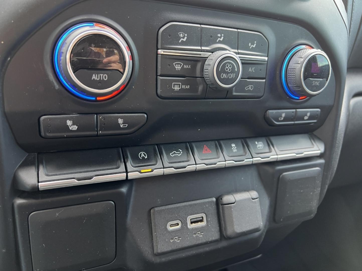 2020 BLACK /Black Leather Chevrolet Silverado 1500 LT Crew Cab 4WD (3GCUYDED6LG) with an 5.3L V8 engine, Automatic transmission, located at 2990 Old Orchard Rd., Jackson, MO, 63755, 37.354214, -89.612106 - 2020 Chevrolet Silverado 1500 LT 143xxx miles 4x4 5.3L V8 Automatic Backup Camera Heated Seats Power Driver Seat Heated Steering Wheel Bluetooth Remote Start Cruise Power Windows/Locks/Mirrors We have financing available and we accept trades! Fill out a credit application on our website - Photo#4