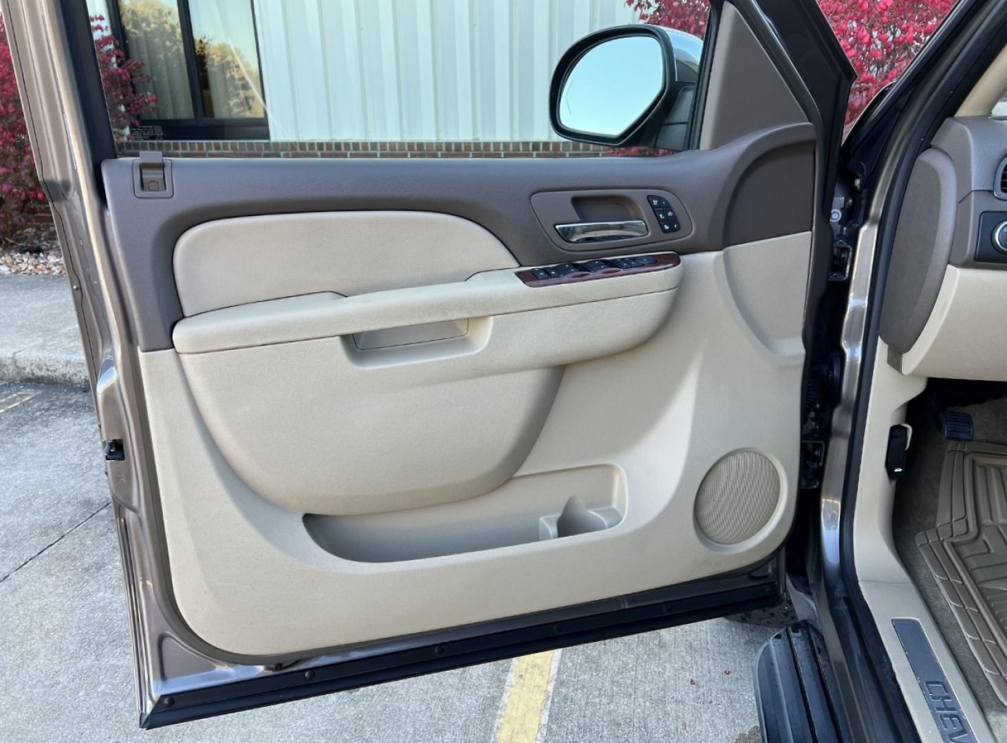 2011 TAN /Tan Leather Chevrolet Avalanche LTZ 4WD (3GNTKGE32BG) with an 5.3L V8 engine, Automatic transmission, located at 2990 Old Orchard Rd., Jackson, MO, 63755, 37.354214, -89.612106 - 2011 Chevrolet Avalanche LTZ 132xxx miles 4x4 5.3L V8 Automatic Leather Navigation Rear Entertainment Backup Camera Power/Heated/Cooled Seats Remote Start Cruise Power Windows/Locks/Mirrors We have financing available and we accept trades! Fill out a credit application on our website or - Photo#17