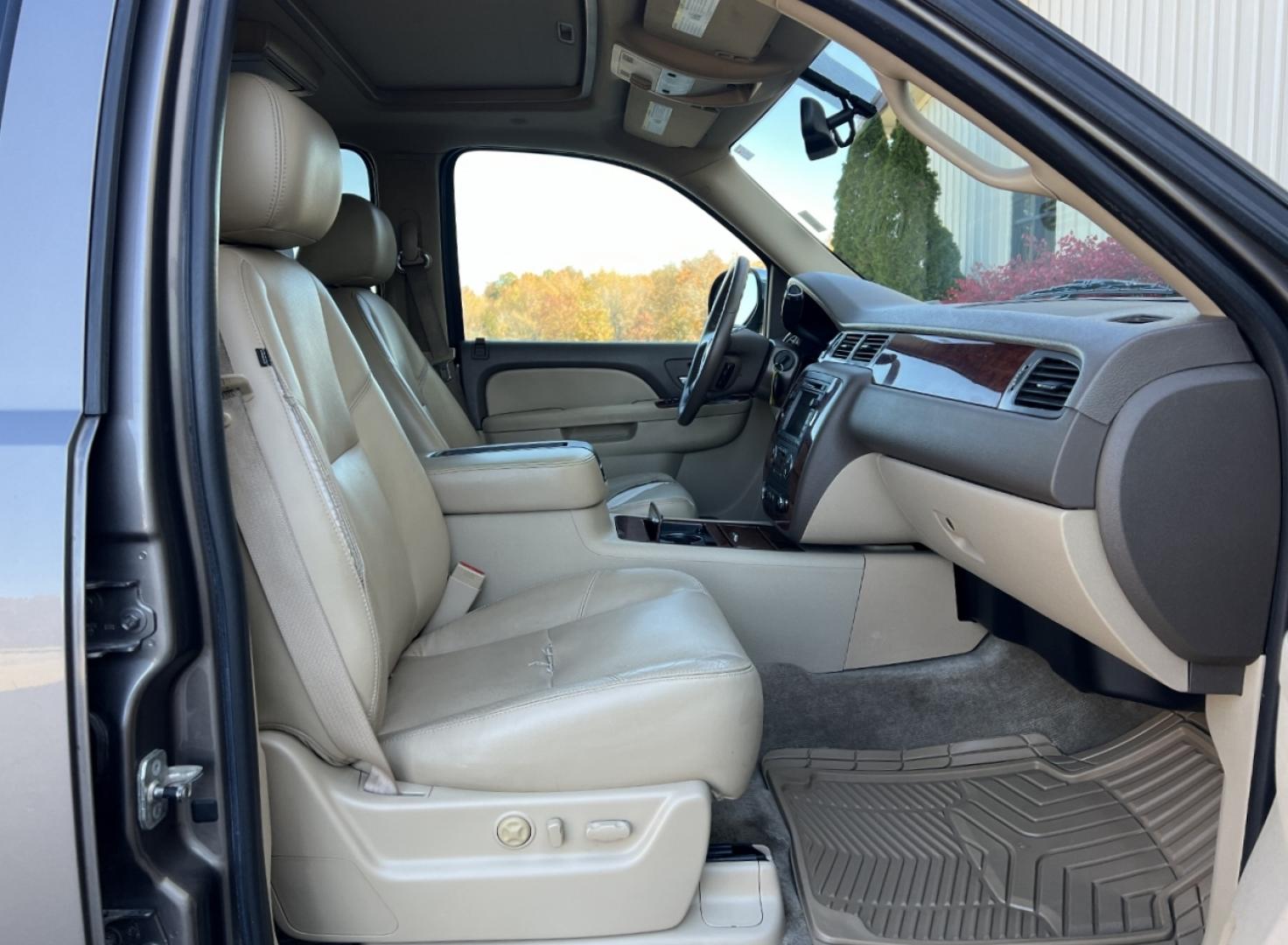 2011 TAN /Tan Leather Chevrolet Avalanche LTZ 4WD (3GNTKGE32BG) with an 5.3L V8 engine, Automatic transmission, located at 2990 Old Orchard Rd., Jackson, MO, 63755, 37.354214, -89.612106 - 2011 Chevrolet Avalanche LTZ 132xxx miles 4x4 5.3L V8 Automatic Leather Navigation Rear Entertainment Backup Camera Power/Heated/Cooled Seats Remote Start Cruise Power Windows/Locks/Mirrors We have financing available and we accept trades! Fill out a credit application on our website or - Photo#20