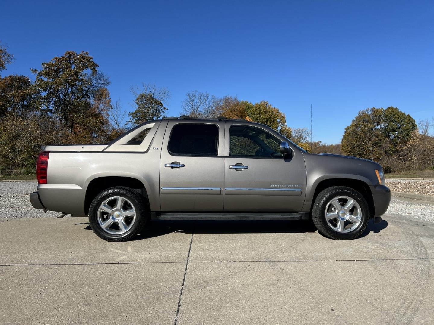2011 TAN /Tan Leather Chevrolet Avalanche LTZ 4WD (3GNTKGE32BG) with an 5.3L V8 engine, Automatic transmission, located at 2990 Old Orchard Rd., Jackson, MO, 63755, 37.354214, -89.612106 - 2011 Chevrolet Avalanche LTZ 132xxx miles 4x4 5.3L V8 Automatic Leather Navigation Rear Entertainment Backup Camera Power/Heated/Cooled Seats Remote Start Cruise Power Windows/Locks/Mirrors We have financing available and we accept trades! Fill out a credit application on our website or - Photo#12