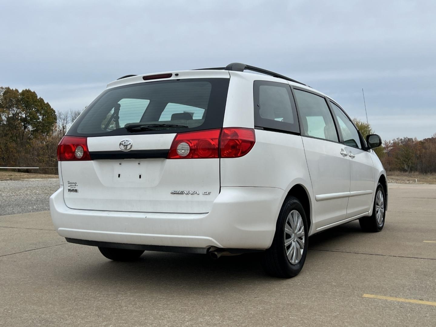 2009 WHITE /Gray Cloth Toyota Sienna CE FWD 7-Passenger (5TDZK23C79S) with an 3.5L V6 engine, Automatic transmission, located at 2990 Old Orchard Rd., Jackson, MO, 63755, 37.354214, -89.612106 - 2009 Toyota Sienna CE 193xxx miles Front Wheel Drive 3.5L V6 Automatic 3rd Row Cruise Power Windows/Locks/Mirrors We have financing available and we accept trades! Fill out a credit application on our website or come by today! If you have any questions, give us a call at (573) 204-7777 or v - Photo#5