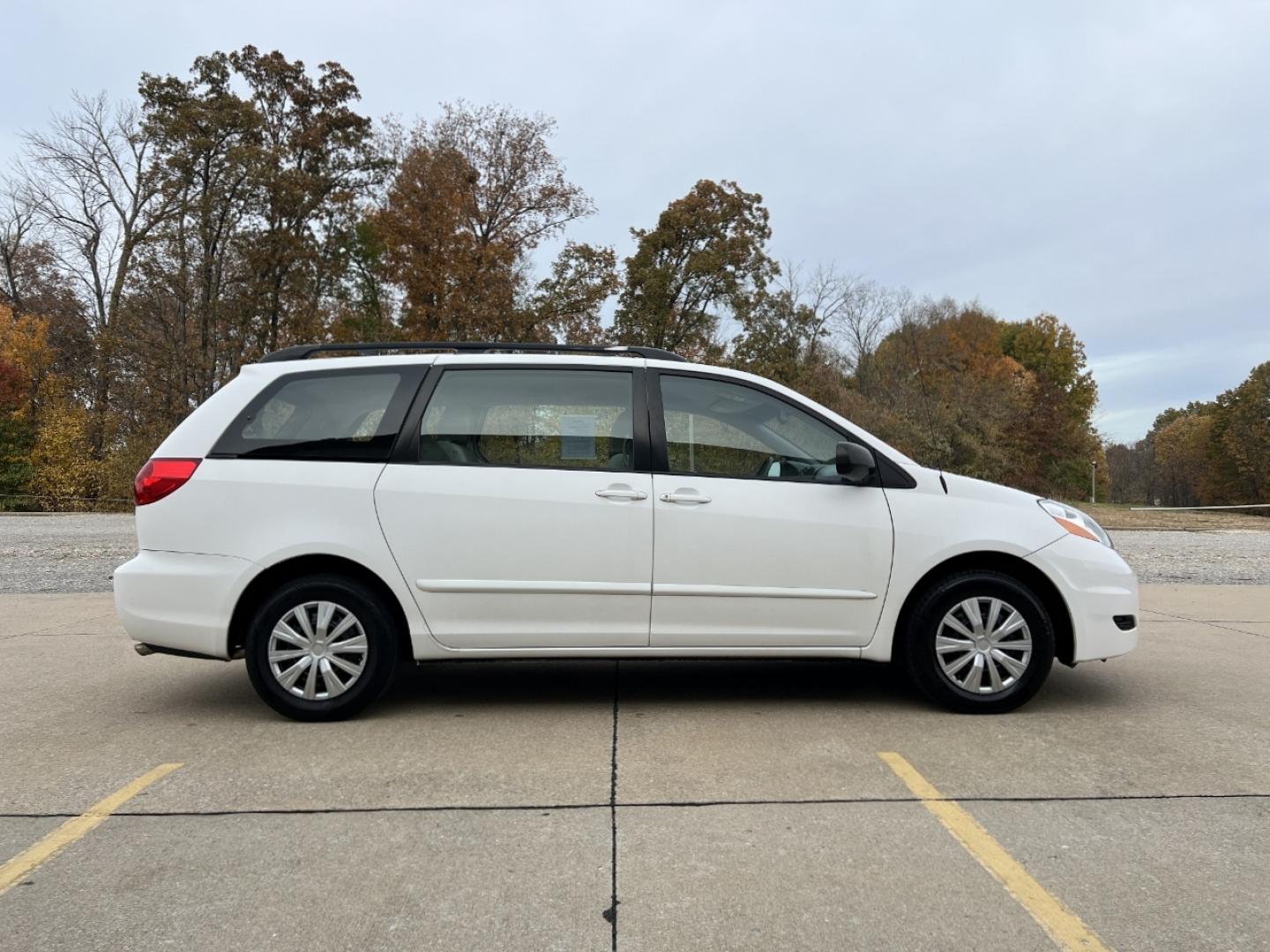 2009 WHITE /Gray Cloth Toyota Sienna CE FWD 7-Passenger (5TDZK23C79S) with an 3.5L V6 engine, Automatic transmission, located at 2990 Old Orchard Rd., Jackson, MO, 63755, 37.354214, -89.612106 - 2009 Toyota Sienna CE 193xxx miles Front Wheel Drive 3.5L V6 Automatic 3rd Row Cruise Power Windows/Locks/Mirrors We have financing available and we accept trades! Fill out a credit application on our website or come by today! If you have any questions, give us a call at (573) 204-7777 or v - Photo#4