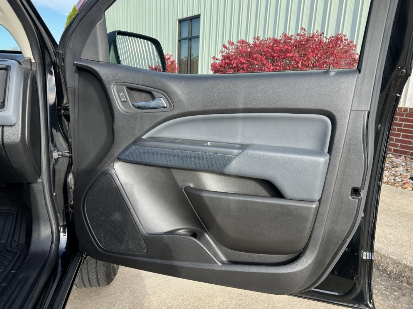2018 BLACK /Black Leather Chevrolet Colorado Z71 Crew Cab 4WD Short Box (1GCGTDEN6J1) with an 3.6L V6 engine, Automatic transmission, located at 2990 Old Orchard Rd., Jackson, MO, 63755, 37.354214, -89.612106 - 2018 Chevrolet Colorado Z71 97xxx miles 4x4 3.6L V6 Automatic Leather Navigation Power/Heated Seats Backup Camera Bluetooth Remote Start Cruise Power Windows/Locks/Mirrors We have financing available and we accept trades! Fill out a credit application on our website or come by today! I - Photo#16