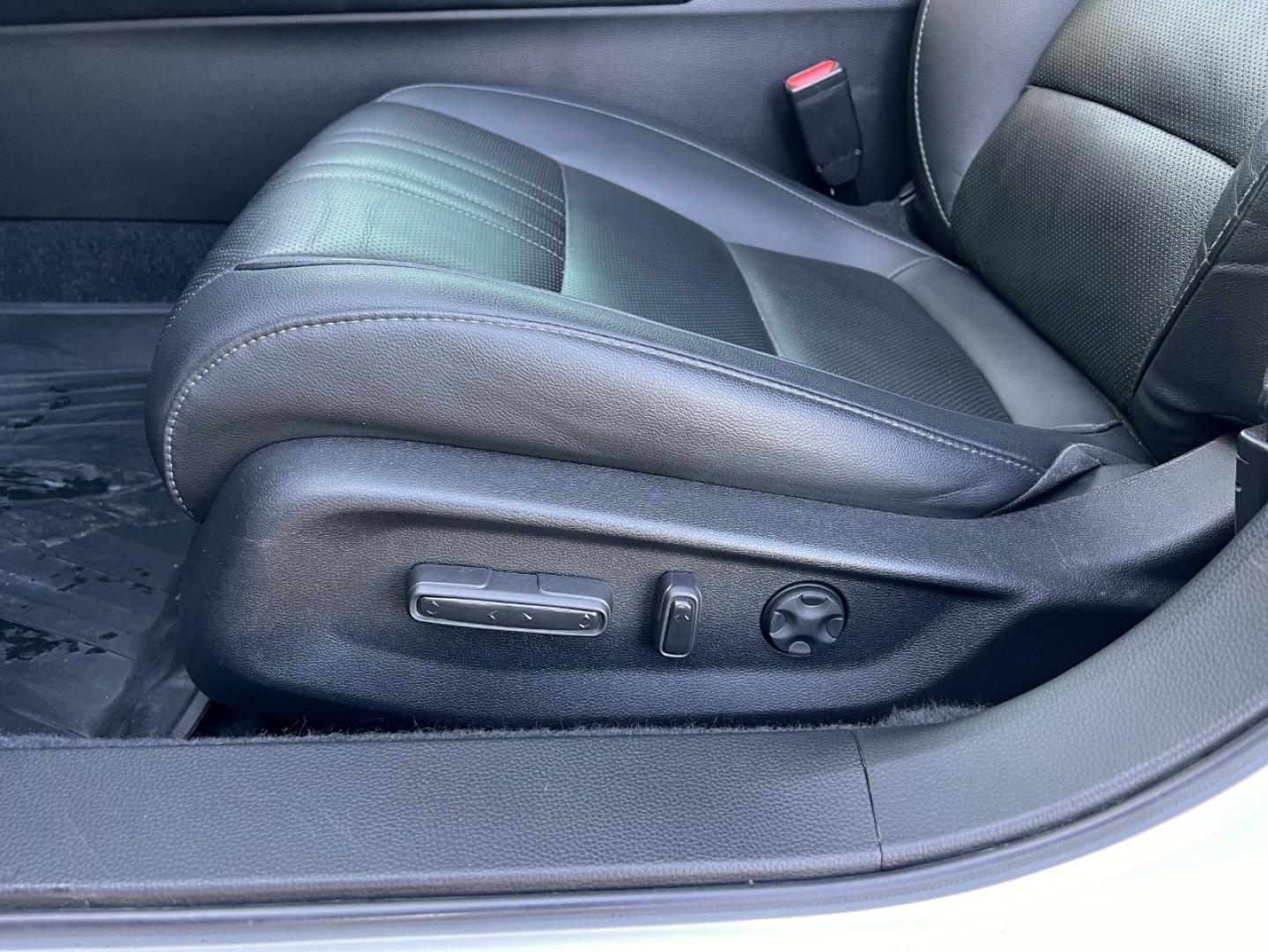 2021 WHITE /Black Leather Honda Accord EX-L (1HGCV1F56MA) with an 1.5L 4 Cyl. TURBO engine, Automatic transmission, located at 2990 Old Orchard Rd., Jackson, MO, 63755, 37.354214, -89.612106 - 2021 Honda Accord EX-L 1-Owner 91xxx miles Front Wheel Drive 1.5L 4 Cyl. Automatic Leather Backup Camera Power/Heated Seats Sunroof Bluetooth Remote Start Cruise Power Windows/Locks/Mirrors We have financing available and we accept trades! Fill out a credit application on our website o - Photo#5