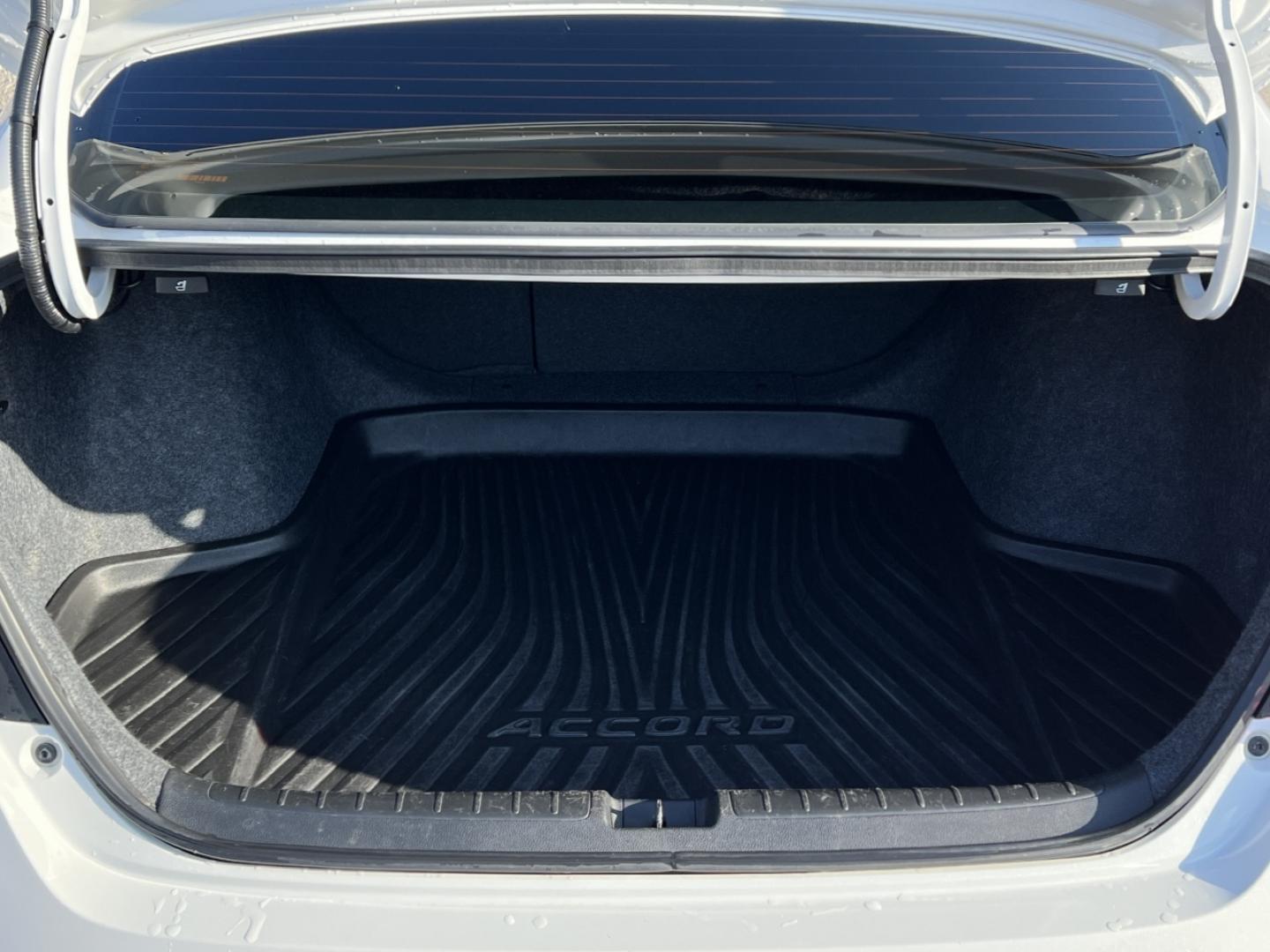 2021 WHITE /Black Leather Honda Accord EX-L (1HGCV1F56MA) with an 1.5L 4 Cyl. TURBO engine, Automatic transmission, located at 2990 Old Orchard Rd., Jackson, MO, 63755, 37.354214, -89.612106 - 2021 Honda Accord EX-L 1-Owner 91xxx miles Front Wheel Drive 1.5L 4 Cyl. Automatic Leather Backup Camera Power/Heated Seats Sunroof Bluetooth Remote Start Cruise Power Windows/Locks/Mirrors We have financing available and we accept trades! Fill out a credit application on our website o - Photo#21