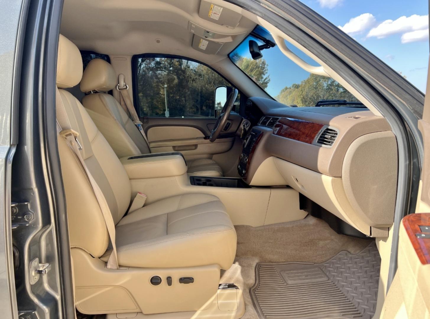 2011 GRAY /Tan Leather Chevrolet Silverado 3500HD LTZ Crew Cab 4WD (1GC4K1C8XBF) with an 6.6L V8 TURBO DIESEL engine, Automatic transmission, located at 2990 Old Orchard Rd., Jackson, MO, 63755, 37.354214, -89.612106 - 2011 Chevrolet Silverado 3500HD LTZ 108xxx miles 4x4 6.6L V8 Turbo Diesel Automatic Leather New Tires Navigation Power/Heated Seats Remote Start Cruise Power Windows/Locks/Mirrors We have financing available and we accept trades! Fill out a credit application on our website or come by to - Photo#16