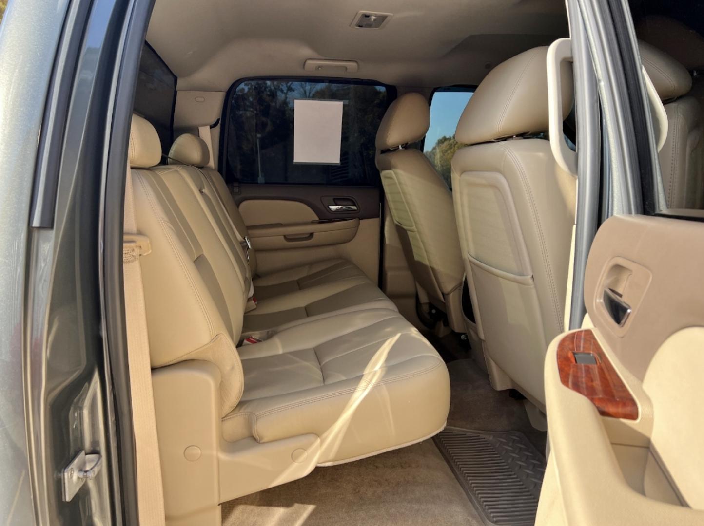 2011 GRAY /Tan Leather Chevrolet Silverado 3500HD LTZ Crew Cab 4WD (1GC4K1C8XBF) with an 6.6L V8 TURBO DIESEL engine, Automatic transmission, located at 2990 Old Orchard Rd., Jackson, MO, 63755, 37.354214, -89.612106 - 2011 Chevrolet Silverado 3500HD LTZ 108xxx miles 4x4 6.6L V8 Turbo Diesel Automatic Leather New Tires Navigation Power/Heated Seats Remote Start Cruise Power Windows/Locks/Mirrors We have financing available and we accept trades! Fill out a credit application on our website or come by to - Photo#18