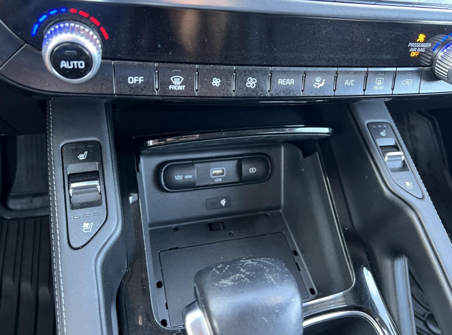 2022 GRAY /Black Leather Kia Telluride EX AWD (5XYP3DHC7NG) with an 3.8L V6 engine, Automatic transmission, located at 2990 Old Orchard Rd., Jackson, MO, 63755, 37.354214, -89.612106 - 2022 Kia Telluride EX 1-Owner 44xxx miles All Wheel Drive 3.8L V6 Automatic Leather 3rd Row Navigation Power/Heated/Cooled Seats Heated Steering Wheel Backup Camera Sunroof Bluetooth Remote Start Cruise Power Windows/Locks/Mirrors We have financing available and we accept trades! Fi - Photo#5