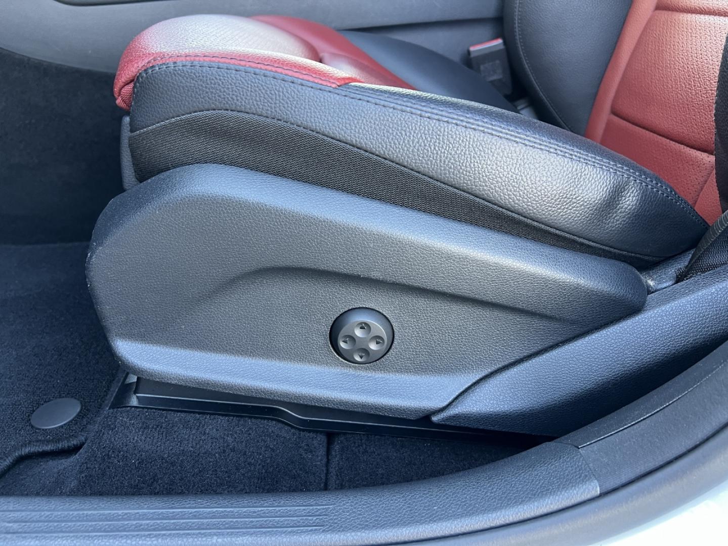 2019 WHITE /Red Leather Mercedes-Benz GLC-Class GLC300 4MATIC (WDC0J4KB3KF) with an 2.0L 4 Cyl. TURBO engine, Automatic transmission, located at 2990 Old Orchard Rd., Jackson, MO, 63755, 37.354214, -89.612106 - 2019 Mercedes-Benz GLC 300 4MATIC 1-Owner 89xxx miles All Wheel Drive 2.0L 4 Cyl. Automatic Leather Navigation Capability Backup Camera Power/Heated Seats Sunroof Bluetooth Cruise Power Windows/Locks/Mirrors We have financing available and we accept trades! Fill out a credit applicatio - Photo#34