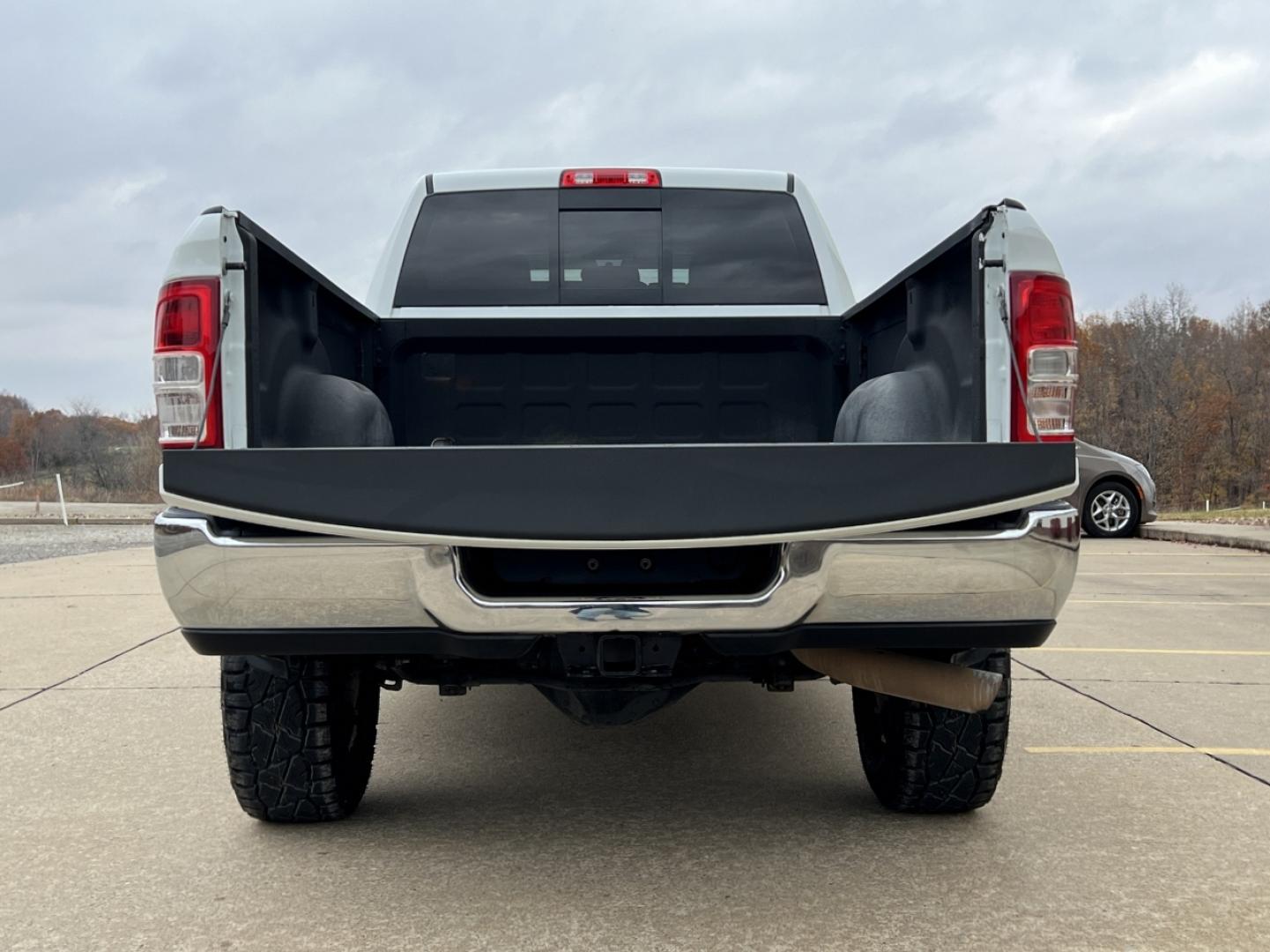 2022 WHITE /Gray Cloth RAM 2500 Tradesman Crew Cab LWB 4WD (3C6UR5HL8NG) with an 6.7L I6 TURBO DIESEL engine, Automatic transmission, located at 2990 Old Orchard Rd., Jackson, MO, 63755, 37.354214, -89.612106 - 2022 Ram 2500 Heavy Duty Tradesman 1-Owner 213xxx miles 4x4 6.7L I6 Turbo Diesel Automatic Backup Camera Bluetooth Cruise Power Windows/Locks/Mirrors We have financing available and we accept trades! Fill out a credit application on our website or come by today! If you have any questions, - Photo#17