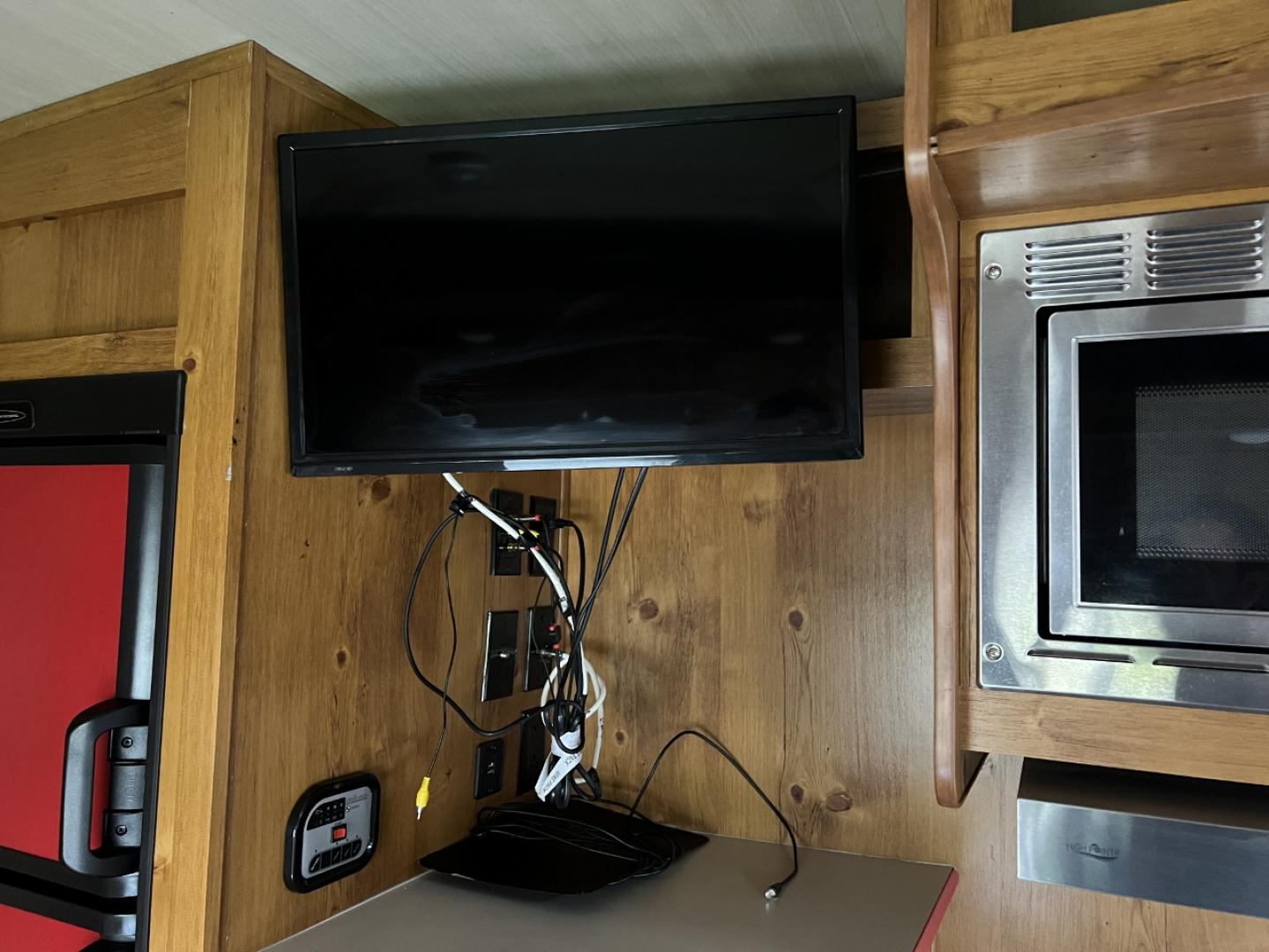 2018 TAN Gulf Stream Coach, Inc 19RBS - (1NL1DTK21J1) , located at 2990 Old Orchard Rd., Jackson, MO, 63755, 37.354214, -89.612106 - We have financing available and we accept trades! Fill out a credit application on our website or come by today! If you have any questions, give us a call at (573) 204-7777 or visit our website at firstautocredit.com. - Photo#12