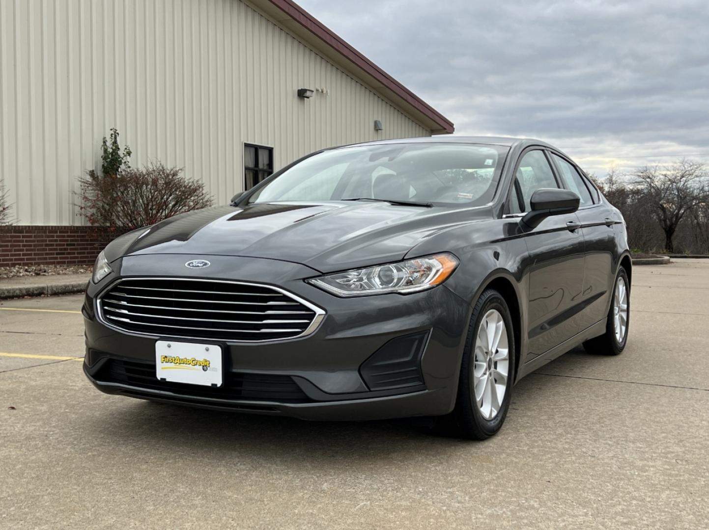 2020 GRAY /Black Cloth Ford Fusion SE (3FA6P0HD7LR) with an 1.5L 4 Cyl. engine, Automatic transmission, located at 2990 Old Orchard Rd., Jackson, MO, 63755, 37.354214, -89.612106 - 2020 Ford Fusion SE 1-Owner Only 40xxx miles Front Wheel Drive 1.5L 4 Cyl. Automatic Backup Camera Power Driver Seat Bluetooth Cruise Power Windows/Locks/Mirrors We have financing available and we accept trades! Fill out a credit application on our website or come by today! If you have a - Photo#4