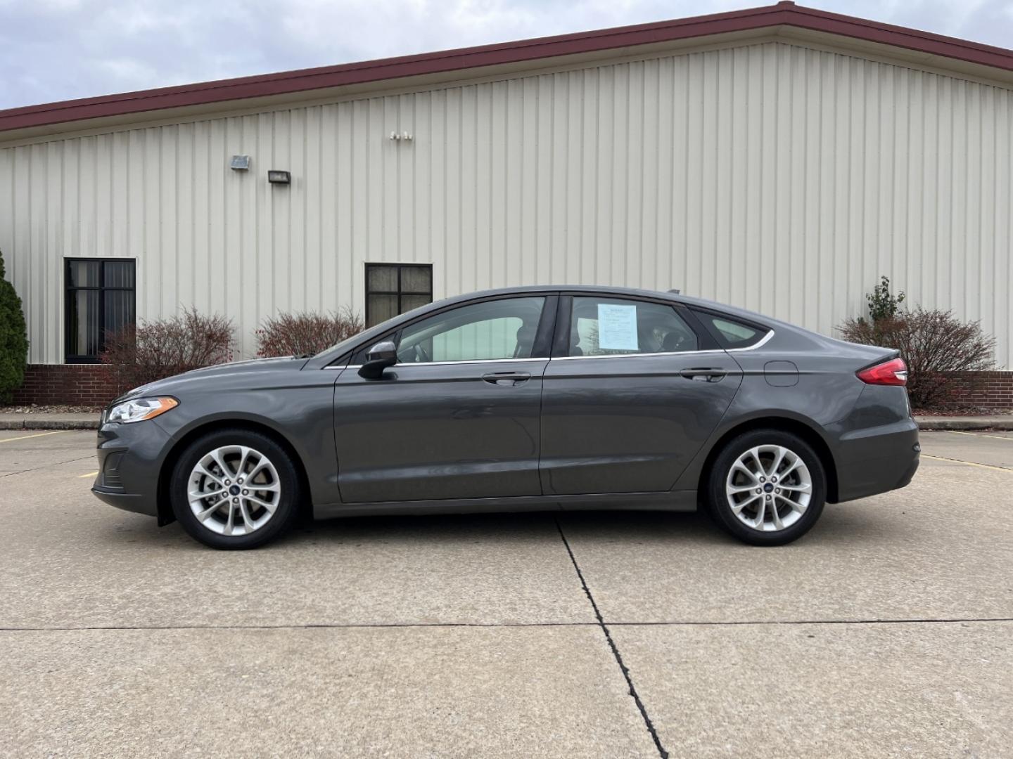 2020 GRAY /Black Cloth Ford Fusion SE (3FA6P0HD7LR) with an 1.5L 4 Cyl. engine, Automatic transmission, located at 2990 Old Orchard Rd., Jackson, MO, 63755, 37.354214, -89.612106 - 2020 Ford Fusion SE 1-Owner Only 40xxx miles Front Wheel Drive 1.5L 4 Cyl. Automatic Backup Camera Power Driver Seat Bluetooth Cruise Power Windows/Locks/Mirrors We have financing available and we accept trades! Fill out a credit application on our website or come by today! If you have a - Photo#5