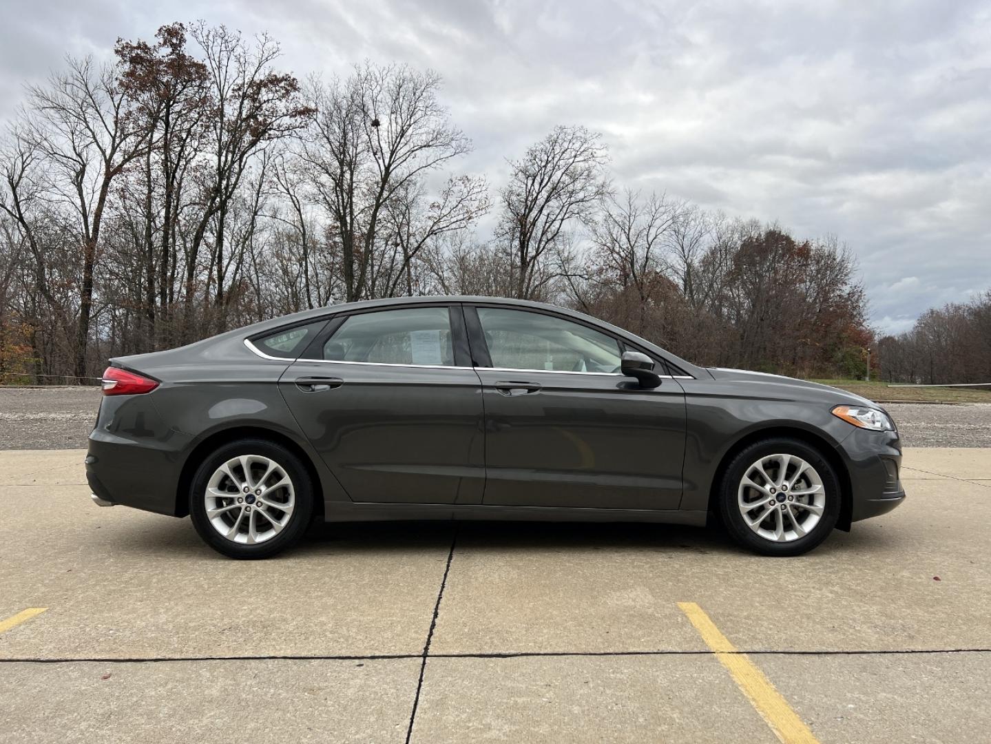 2020 GRAY /Black Cloth Ford Fusion SE (3FA6P0HD7LR) with an 1.5L 4 Cyl. engine, Automatic transmission, located at 2990 Old Orchard Rd., Jackson, MO, 63755, 37.354214, -89.612106 - 2020 Ford Fusion SE 1-Owner Only 40xxx miles Front Wheel Drive 1.5L 4 Cyl. Automatic Backup Camera Power Driver Seat Bluetooth Cruise Power Windows/Locks/Mirrors We have financing available and we accept trades! Fill out a credit application on our website or come by today! If you have a - Photo#6