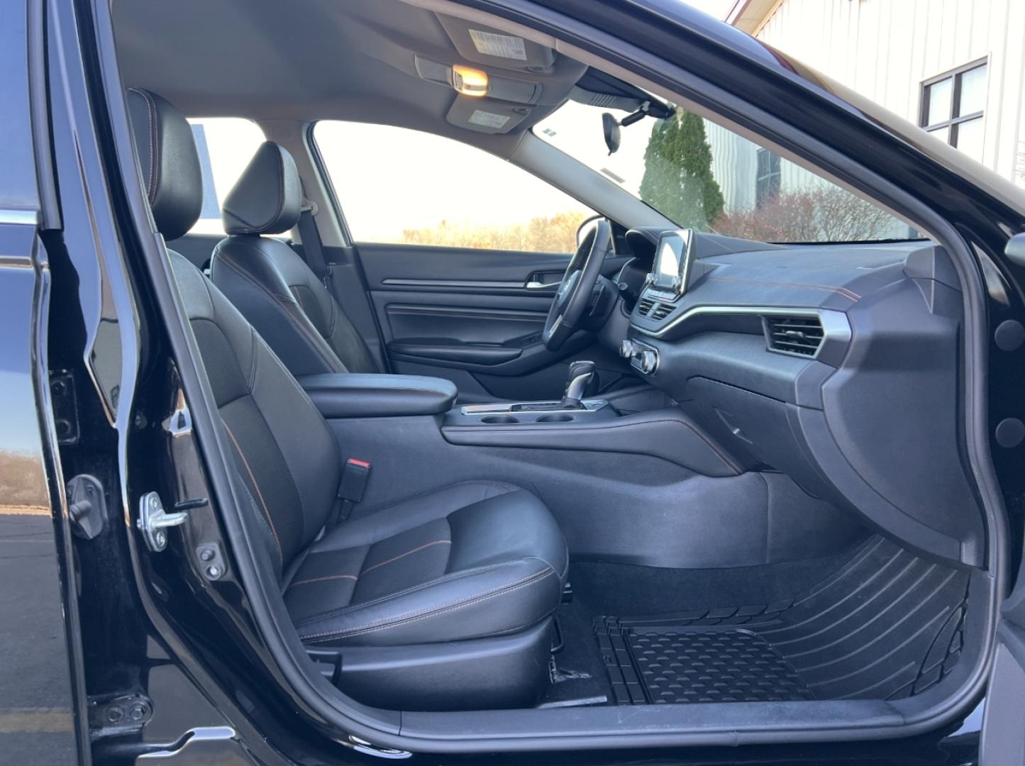 2022 BLACK /Black Leather Nissan Altima 2.5 SR (1N4BL4CVXNN) with an 2.5L 4 Cyl. engine, CVT transmission, located at 2990 Old Orchard Rd., Jackson, MO, 63755, 37.354214, -89.612106 - 2022 Nissan Altima SR 82xxx miles Front Wheel Drive 2.5L 4 Cyl. Automatic Leather Backup Camera Power Driver Seat Bluetooth Remote Start Cruise Power Windows/Locks/Mirrors We have financing available and we accept trades! Fill out a credit application on our website or come by today! If - Photo#15