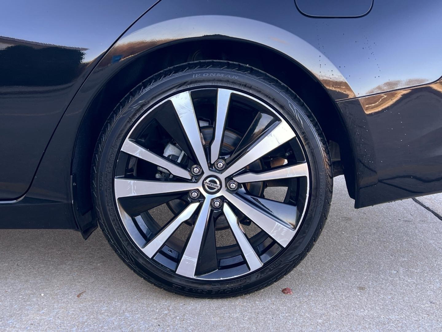 2022 BLACK /Black Leather Nissan Altima 2.5 SR (1N4BL4CVXNN) with an 2.5L 4 Cyl. engine, CVT transmission, located at 2990 Old Orchard Rd., Jackson, MO, 63755, 37.354214, -89.612106 - 2022 Nissan Altima SR 82xxx miles Front Wheel Drive 2.5L 4 Cyl. Automatic Leather Backup Camera Power Driver Seat Bluetooth Remote Start Cruise Power Windows/Locks/Mirrors We have financing available and we accept trades! Fill out a credit application on our website or come by today! If - Photo#34