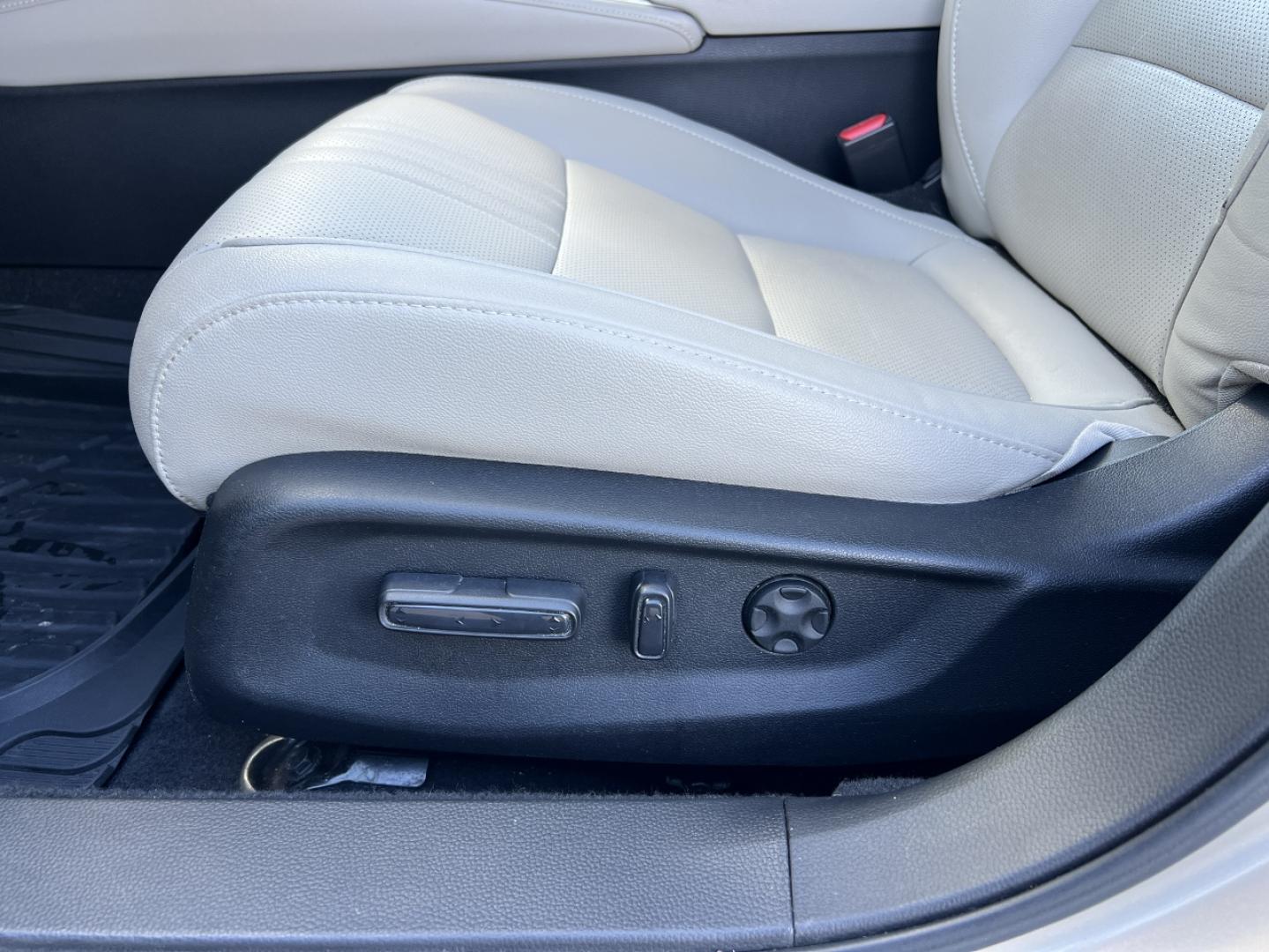 2020 GOLD /Tan Leather Honda Accord EX-L (1HGCV1F54LA) with an 1.5L 4 Cyl. TURBO engine, Automatic transmission, located at 2990 Old Orchard Rd., Jackson, MO, 63755, 37.354214, -89.612106 - 2020 Honda Accord EX-L 123xxx miles Front Wheel Drive 1.5L 4 Cyl. Automatic Leather Backup Camera Power/Heated Seats Sunroof Bluetooth Remote Start Cruise Power Windows/Locks/Mirrors We have financing available and we accept trades! Fill out a credit application on our website or come b - Photo#5