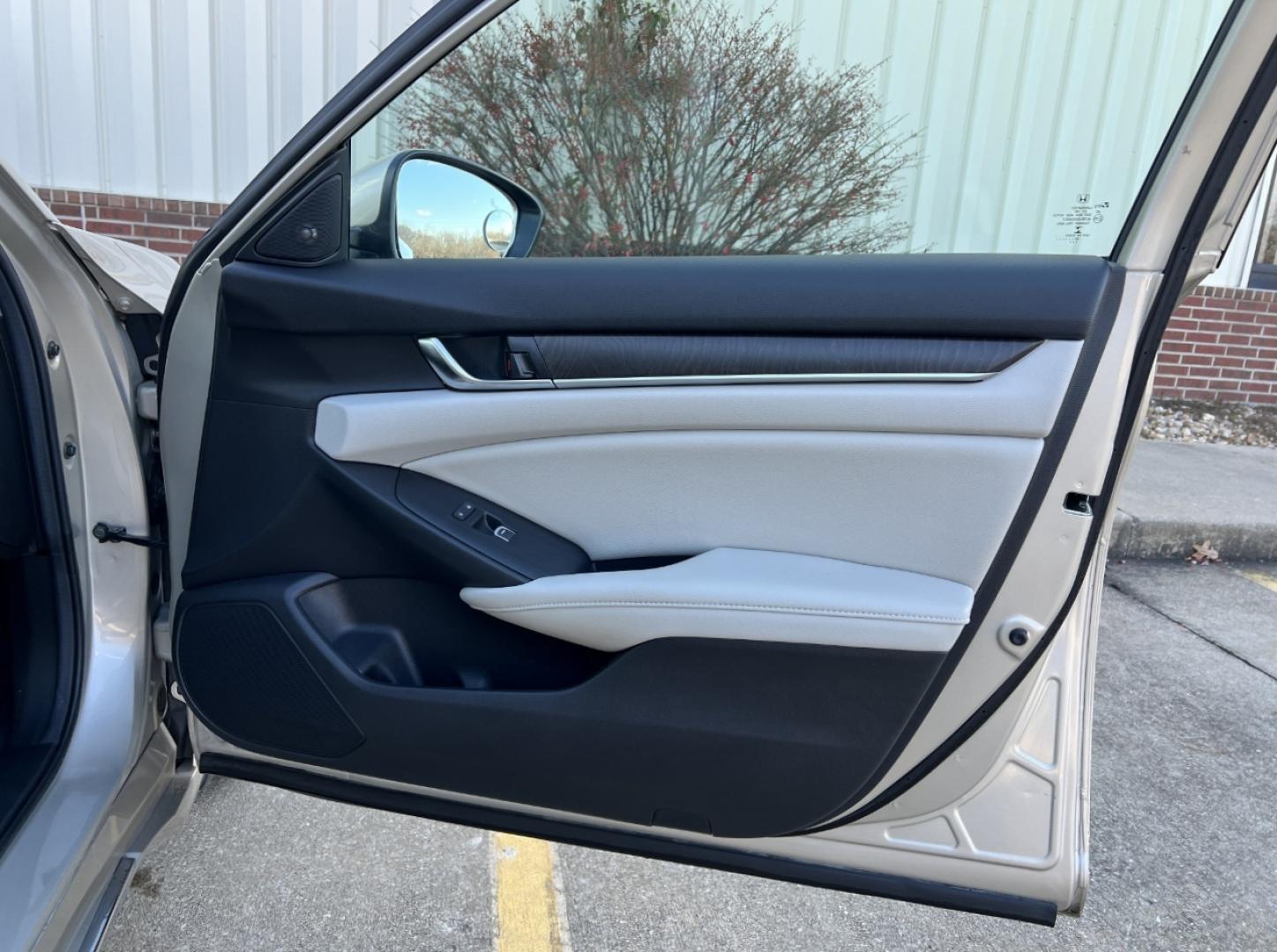 2020 GOLD /Tan Leather Honda Accord EX-L (1HGCV1F54LA) with an 1.5L 4 Cyl. TURBO engine, Automatic transmission, located at 2990 Old Orchard Rd., Jackson, MO, 63755, 37.354214, -89.612106 - 2020 Honda Accord EX-L 123xxx miles Front Wheel Drive 1.5L 4 Cyl. Automatic Leather Backup Camera Power/Heated Seats Sunroof Bluetooth Remote Start Cruise Power Windows/Locks/Mirrors We have financing available and we accept trades! Fill out a credit application on our website or come b - Photo#16