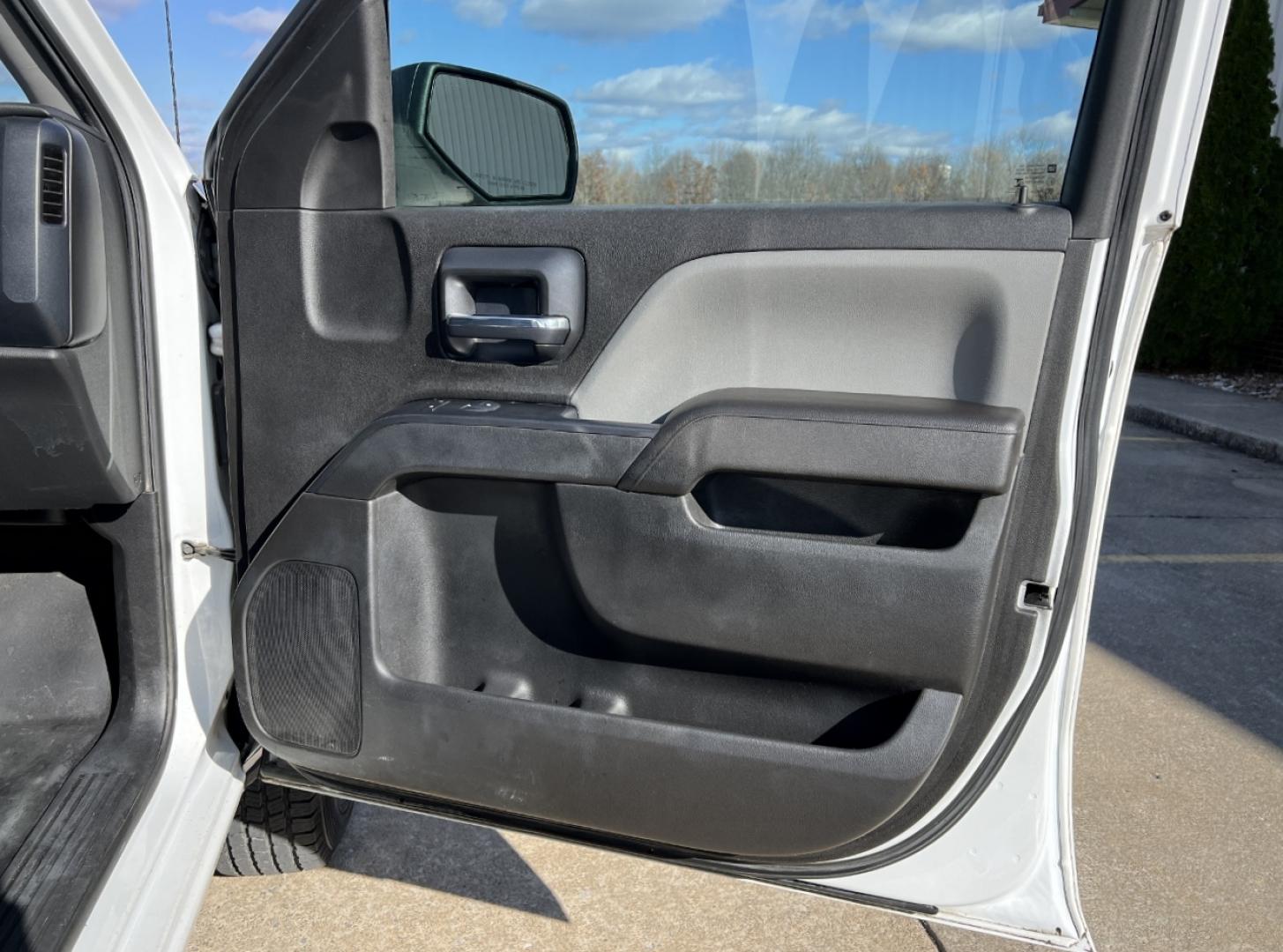 2018 WHITE /Gray Cloth Chevrolet Silverado 2500HD Work Truck Crew Cab 2WD (1GC1CUEG9JF) with an 6.0L V8 engine, Automatic transmission, located at 2990 Old Orchard Rd., Jackson, MO, 63755, 37.354214, -89.612106 - 2018 Chevrolet Silverado 2500HD 1-Owner 268xxx miles Rear Wheel Drive 6.0L V8 Automatic Cruise Power Windows/Locks/Mirrors We have financing available and we accept trades! Fill out a credit application on our website or come by today! If you have any questions, give us a call at (573) 204- - Photo#12