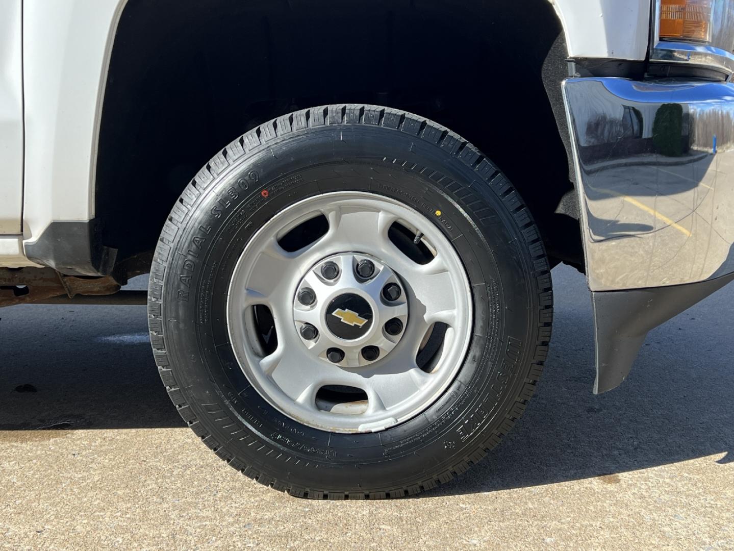 2018 WHITE /Gray Cloth Chevrolet Silverado 2500HD Work Truck Crew Cab 2WD (1GC1CUEG9JF) with an 6.0L V8 engine, Automatic transmission, located at 2990 Old Orchard Rd., Jackson, MO, 63755, 37.354214, -89.612106 - 2018 Chevrolet Silverado 2500HD 1-Owner 268xxx miles Rear Wheel Drive 6.0L V8 Automatic Cruise Power Windows/Locks/Mirrors We have financing available and we accept trades! Fill out a credit application on our website or come by today! If you have any questions, give us a call at (573) 204- - Photo#36