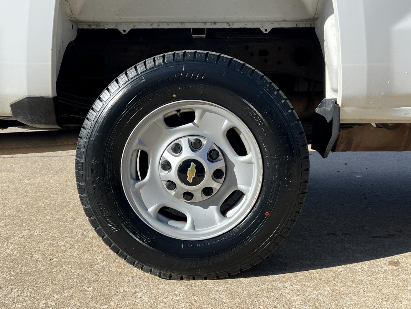 2018 WHITE /Gray Cloth Chevrolet Silverado 2500HD Work Truck Crew Cab 2WD (1GC1CUEG9JF) with an 6.0L V8 engine, Automatic transmission, located at 2990 Old Orchard Rd., Jackson, MO, 63755, 37.354214, -89.612106 - 2018 Chevrolet Silverado 2500HD 1-Owner 268xxx miles Rear Wheel Drive 6.0L V8 Automatic Cruise Power Windows/Locks/Mirrors We have financing available and we accept trades! Fill out a credit application on our website or come by today! If you have any questions, give us a call at (573) 204- - Photo#35