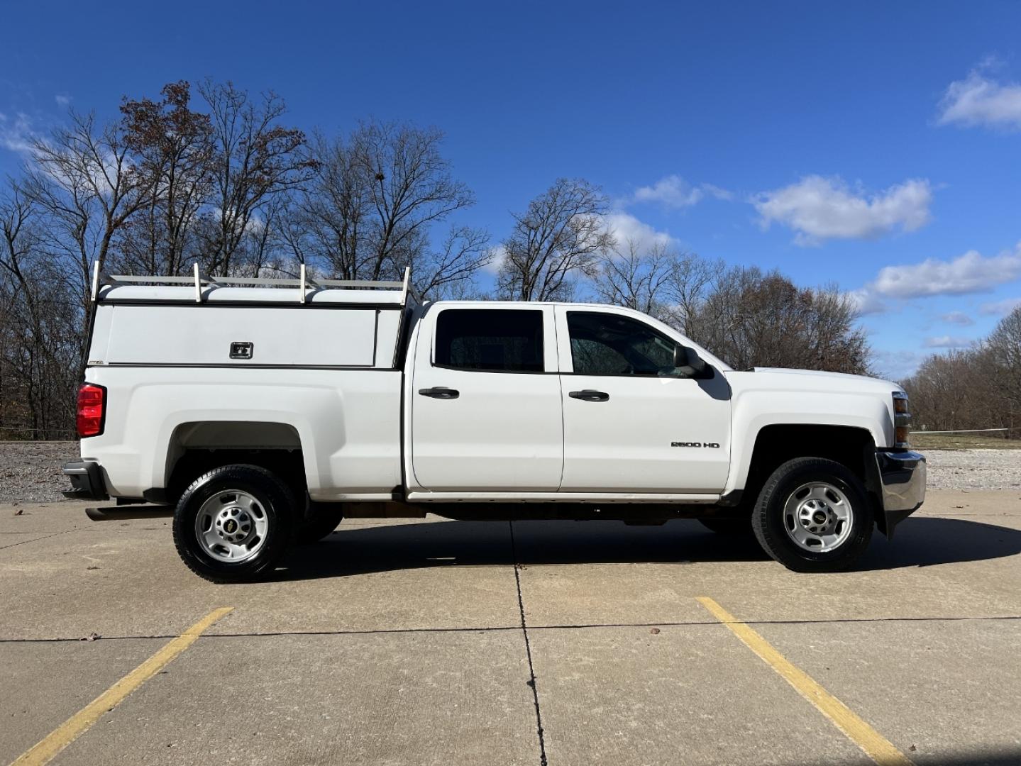 2018 WHITE /Gray Cloth Chevrolet Silverado 2500HD Work Truck Crew Cab 2WD (1GC1CUEG9JF) with an 6.0L V8 engine, Automatic transmission, located at 2990 Old Orchard Rd., Jackson, MO, 63755, 37.354214, -89.612106 - 2018 Chevrolet Silverado 2500HD 1-Owner 268xxx miles Rear Wheel Drive 6.0L V8 Automatic Cruise Power Windows/Locks/Mirrors We have financing available and we accept trades! Fill out a credit application on our website or come by today! If you have any questions, give us a call at (573) 204- - Photo#4