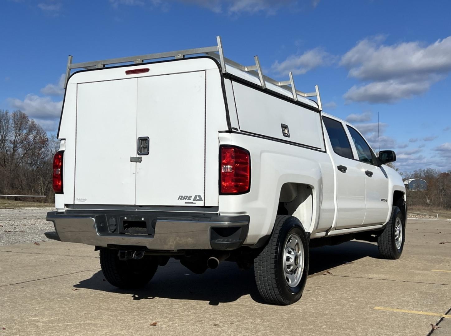 2018 WHITE /Gray Cloth Chevrolet Silverado 2500HD Work Truck Crew Cab 2WD (1GC1CUEG9JF) with an 6.0L V8 engine, Automatic transmission, located at 2990 Old Orchard Rd., Jackson, MO, 63755, 37.354214, -89.612106 - 2018 Chevrolet Silverado 2500HD 1-Owner 268xxx miles Rear Wheel Drive 6.0L V8 Automatic Cruise Power Windows/Locks/Mirrors We have financing available and we accept trades! Fill out a credit application on our website or come by today! If you have any questions, give us a call at (573) 204- - Photo#5