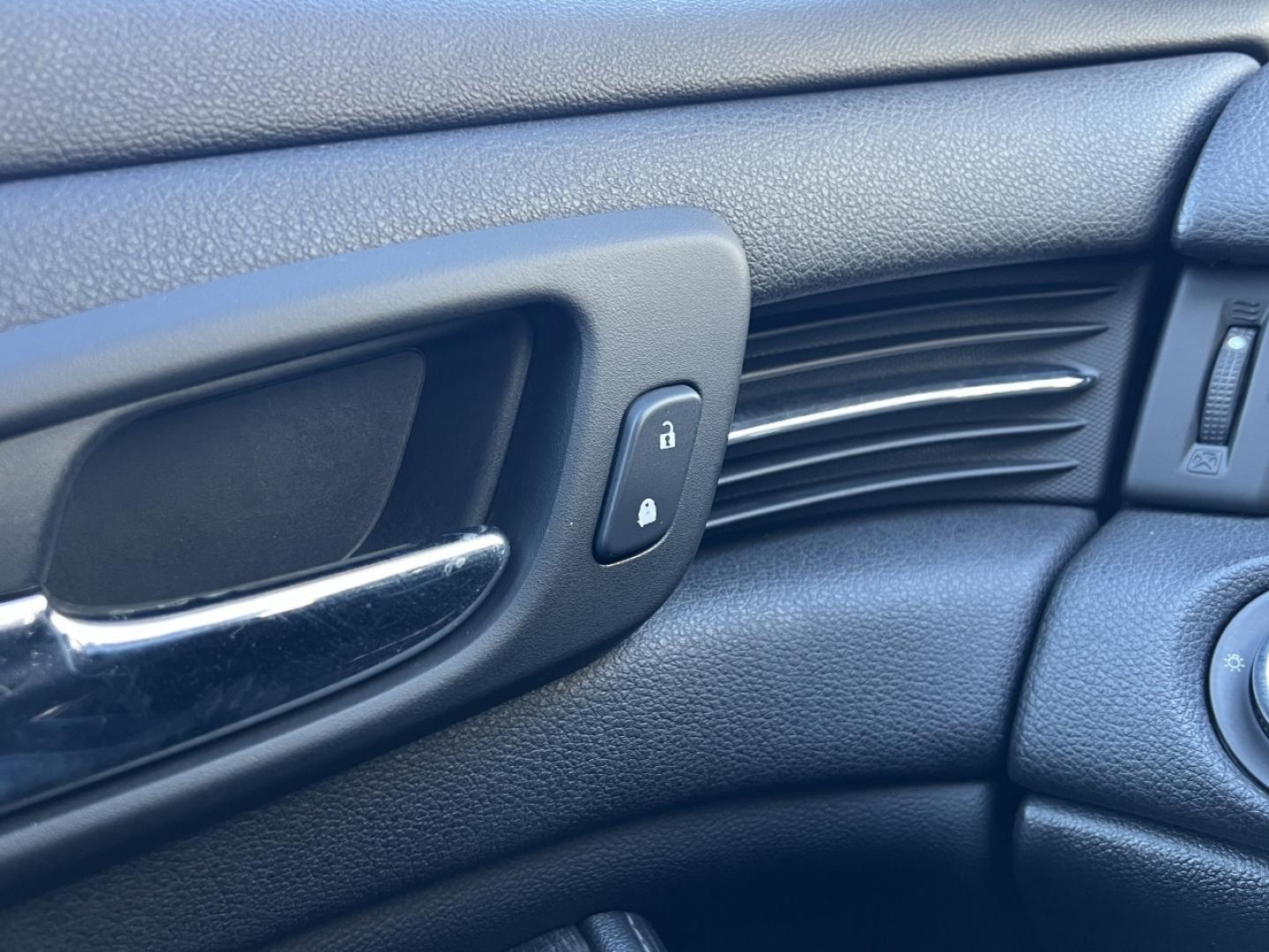 2016 SILVER /Black Leather Chevrolet Malibu Limited LTZ (1G11E5SA7GF) with an 2.5L 4 Cyl. engine, Automatic transmission, located at 2990 Old Orchard Rd., Jackson, MO, 63755, 37.354214, -89.612106 - 2016 Chevrolet Malibu Limited LTZ 114xxx miles Front Wheel Drive 2.5L 4 Cyl. Automatic Leather Power/Heated Seats Bluetooth Remote Start Cruise Power Windows/Locks/Mirrors We have financing available and we accept trades! Fill out a credit application on our website or come by today! If - Photo#27