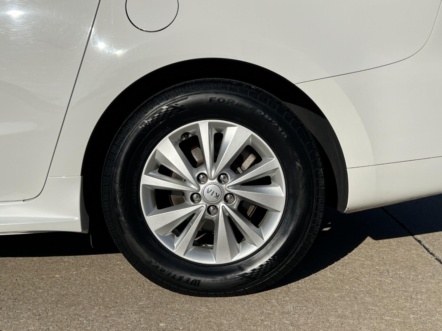 2017 WHITE /Tan Cloth Kia Sedona LX (KNDMB5C19H6) with an 3.3L V6 engine, Automatic transmission, located at 2990 Old Orchard Rd., Jackson, MO, 63755, 37.354214, -89.612106 - 2017 Kia Sedona LX Only 66xxx miles Front Wheel Drive 3.3L V6 Automatic 3rd Row Backup Camera Power Driver Seat Power Sliding Doors Bluetooth Cruise Power Windows/Locks/Mirrors We have financing available and we accept trades! Fill out a credit application on our website or come by today - Photo#36